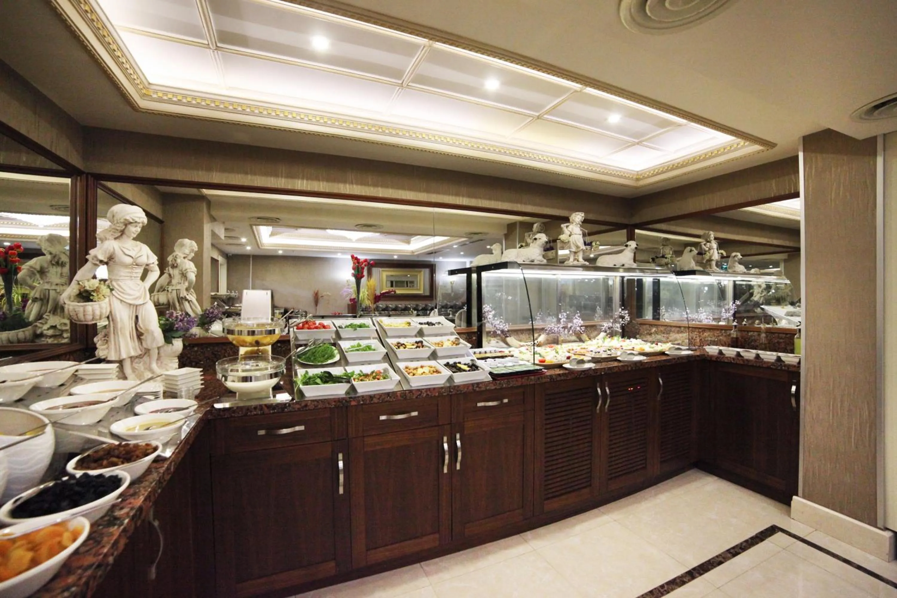Restaurant/places to eat in Halifaks Hotel