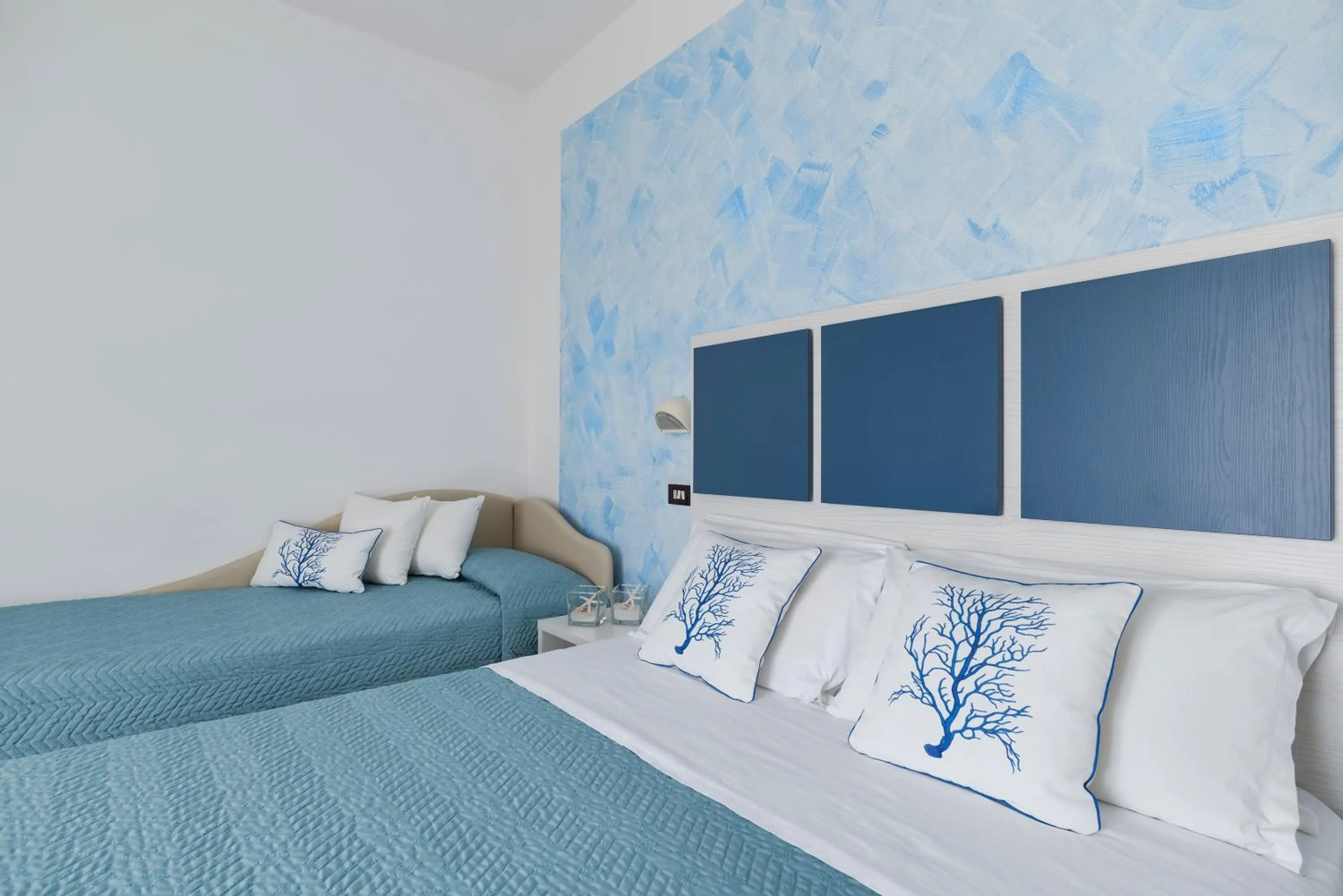 Photo of the whole room in Hotel Capitol