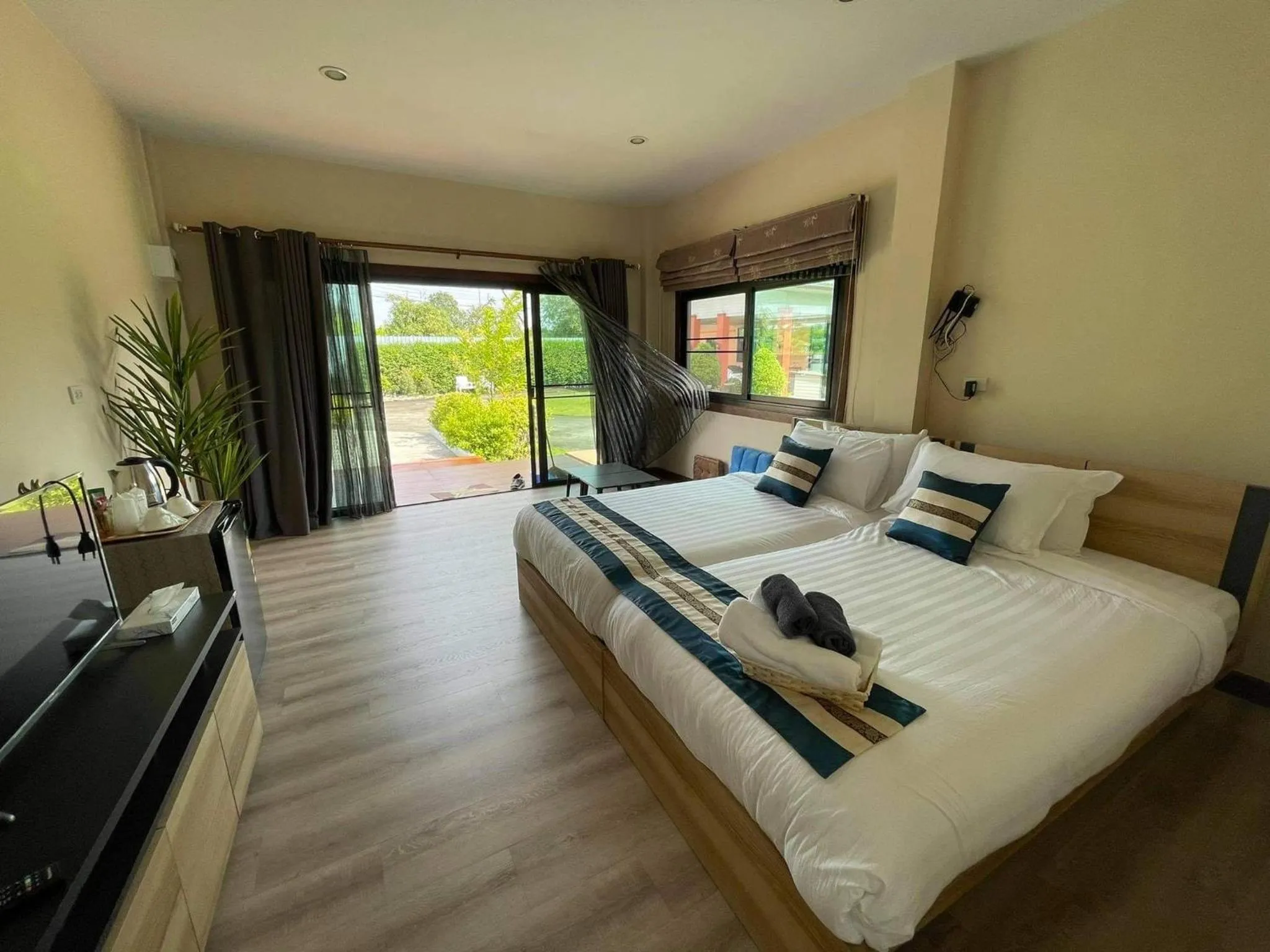 Communal lounge/ TV room, Bed in QG Resort