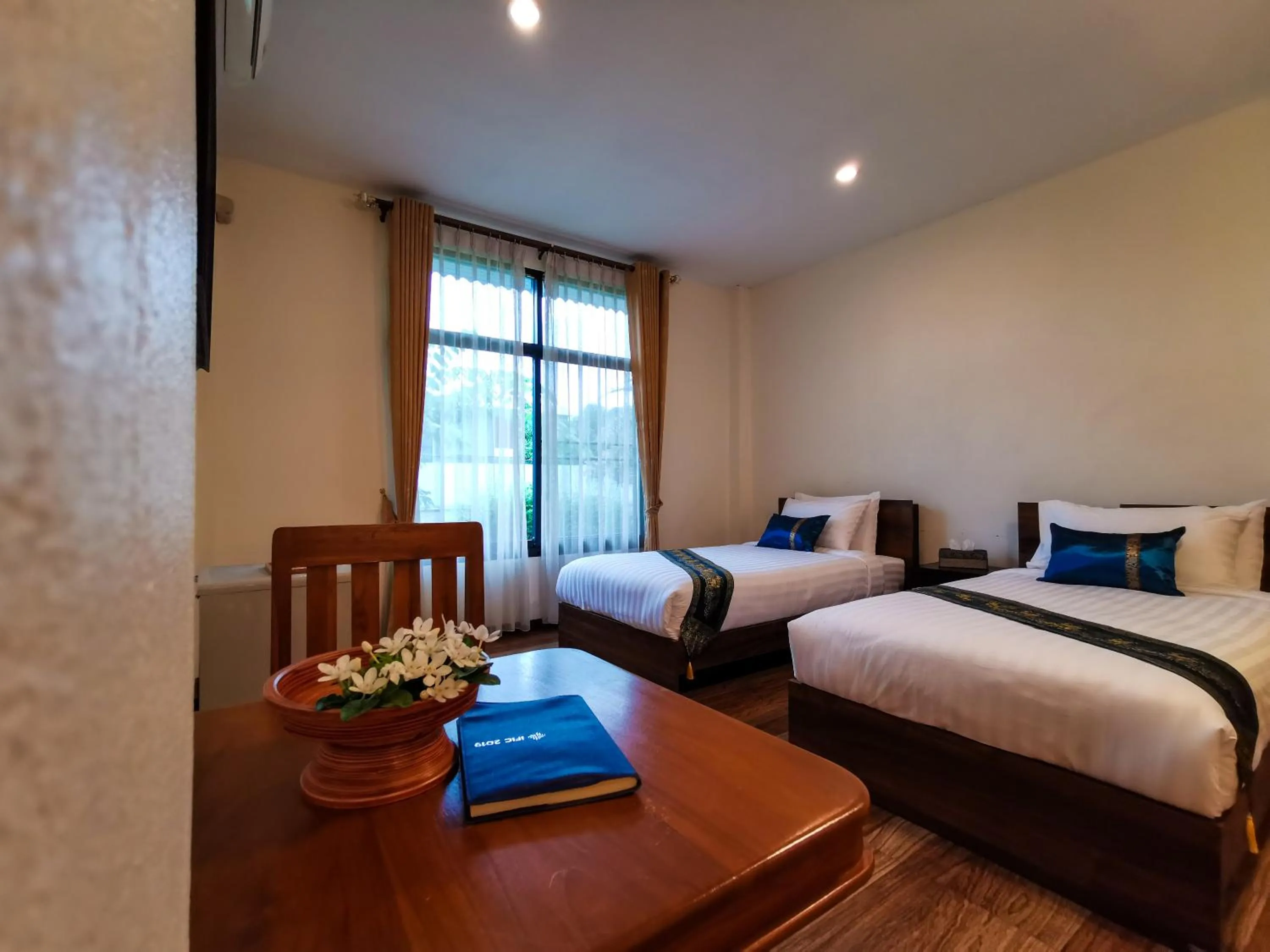 Photo of the whole room, Bed in QG Resort