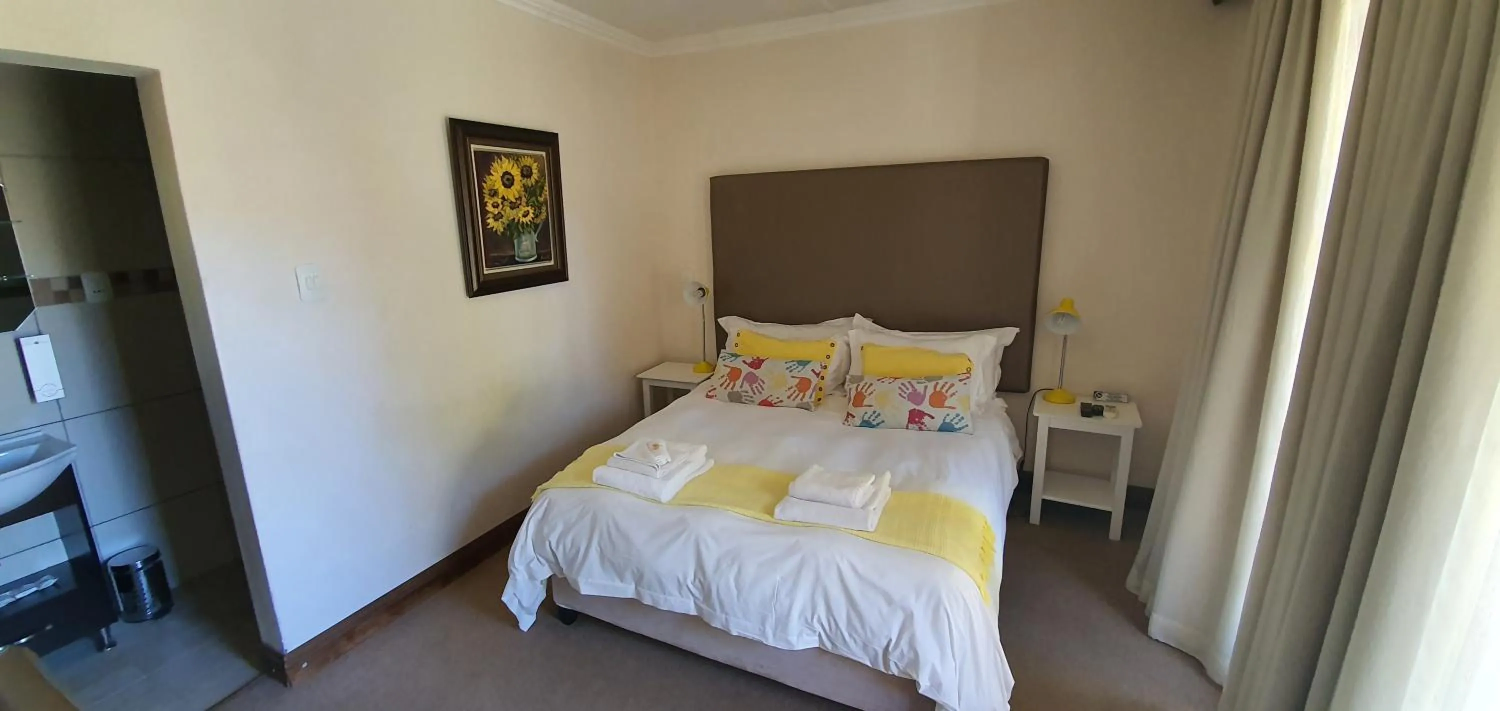 Photo of the whole room, Bed in Acacia Lodge
