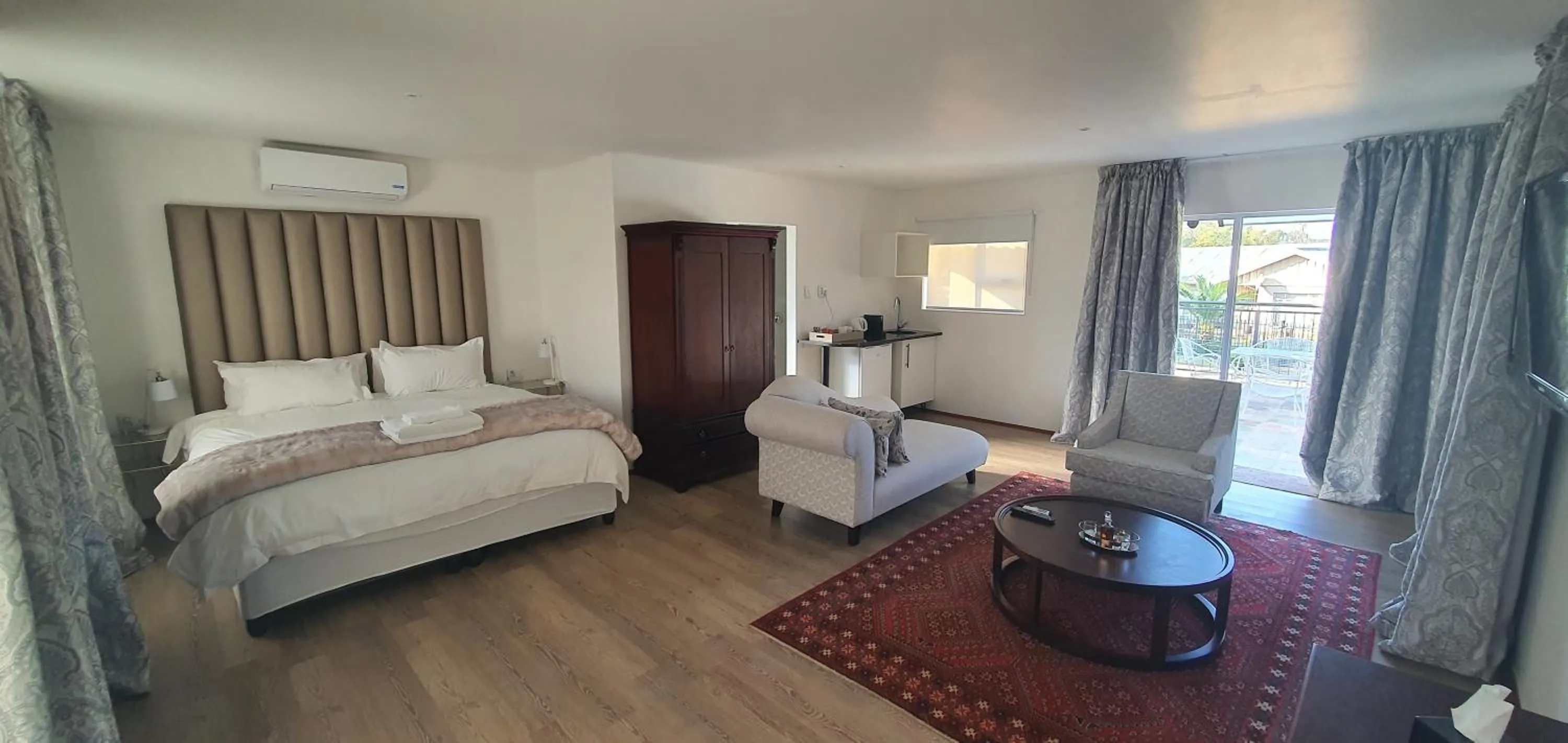 Living room, Bed in Acacia Lodge