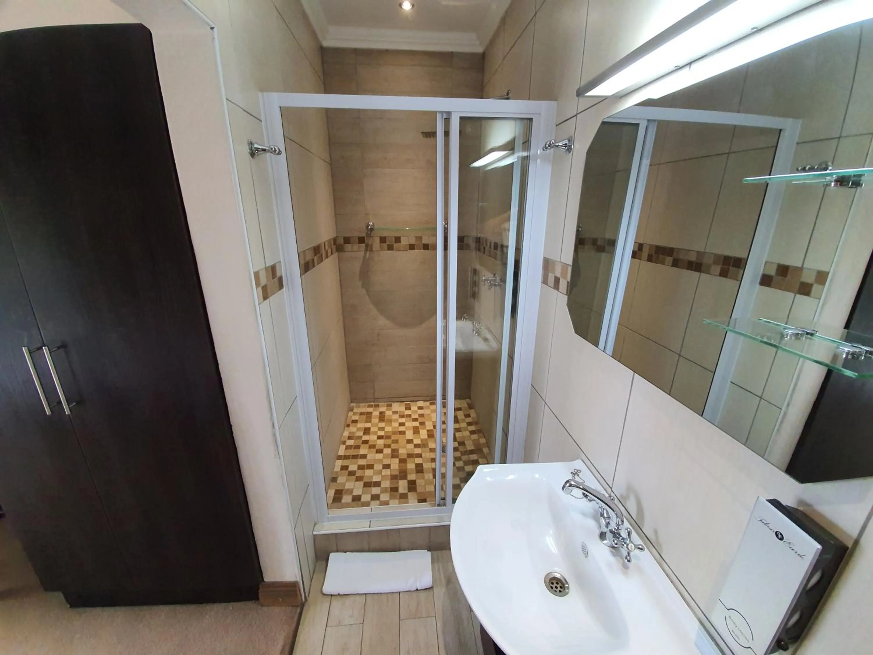 Shower in Acacia Lodge