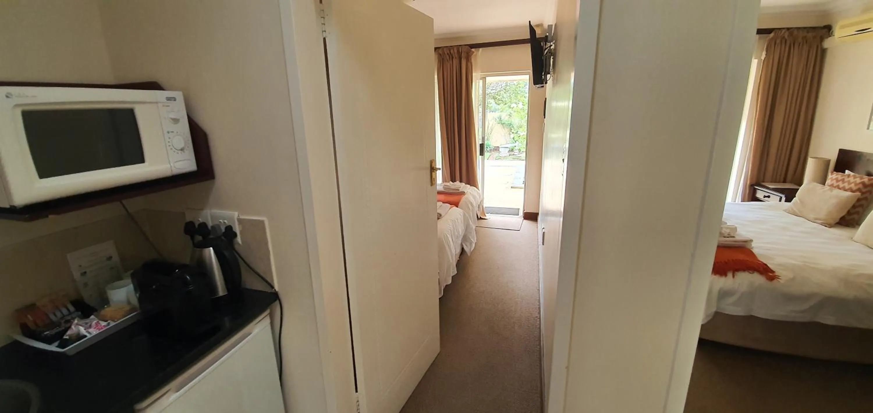 Coffee/tea facilities, Bed in Acacia Lodge