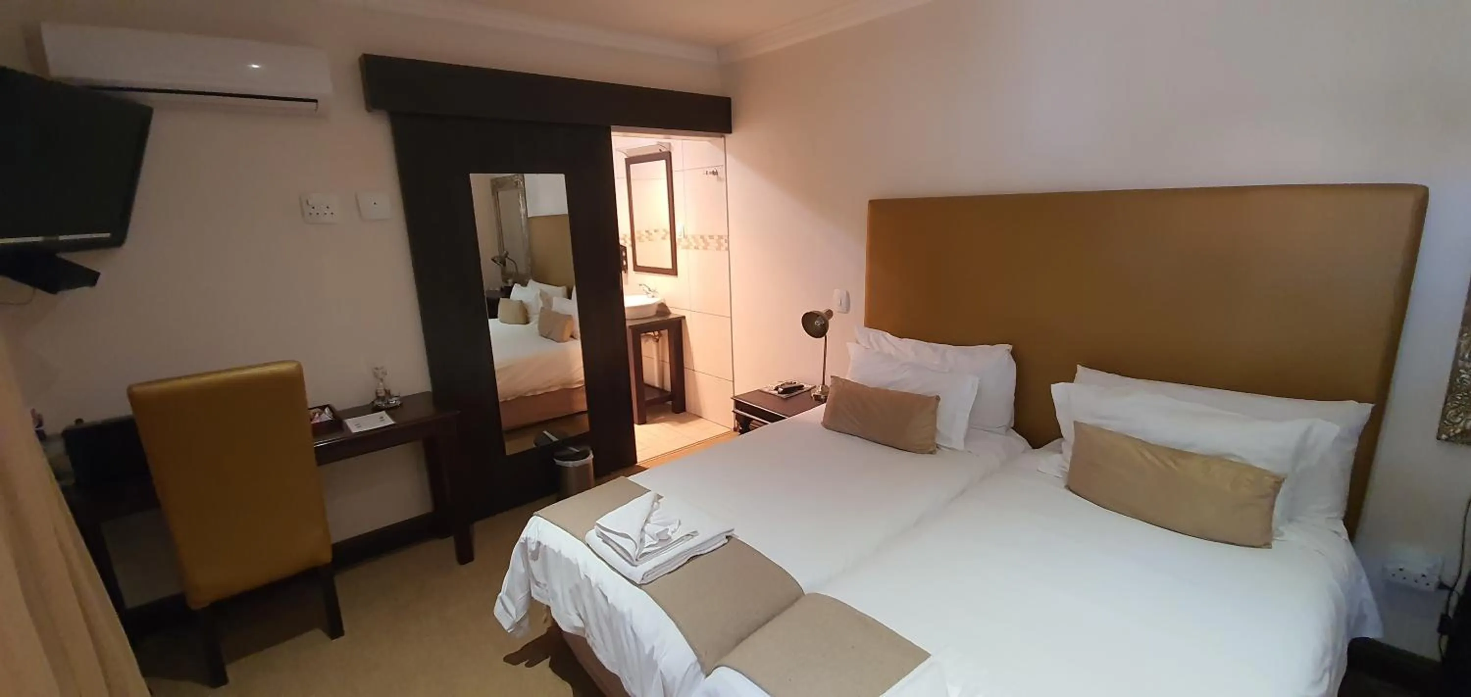 Bedroom, Bed in Acacia Lodge