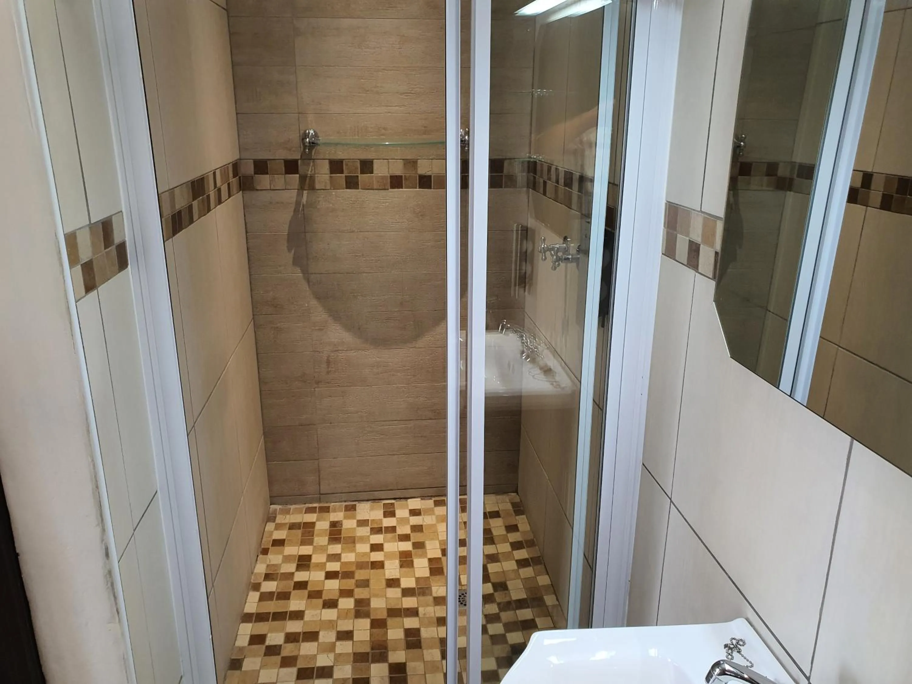 Shower in Acacia Lodge