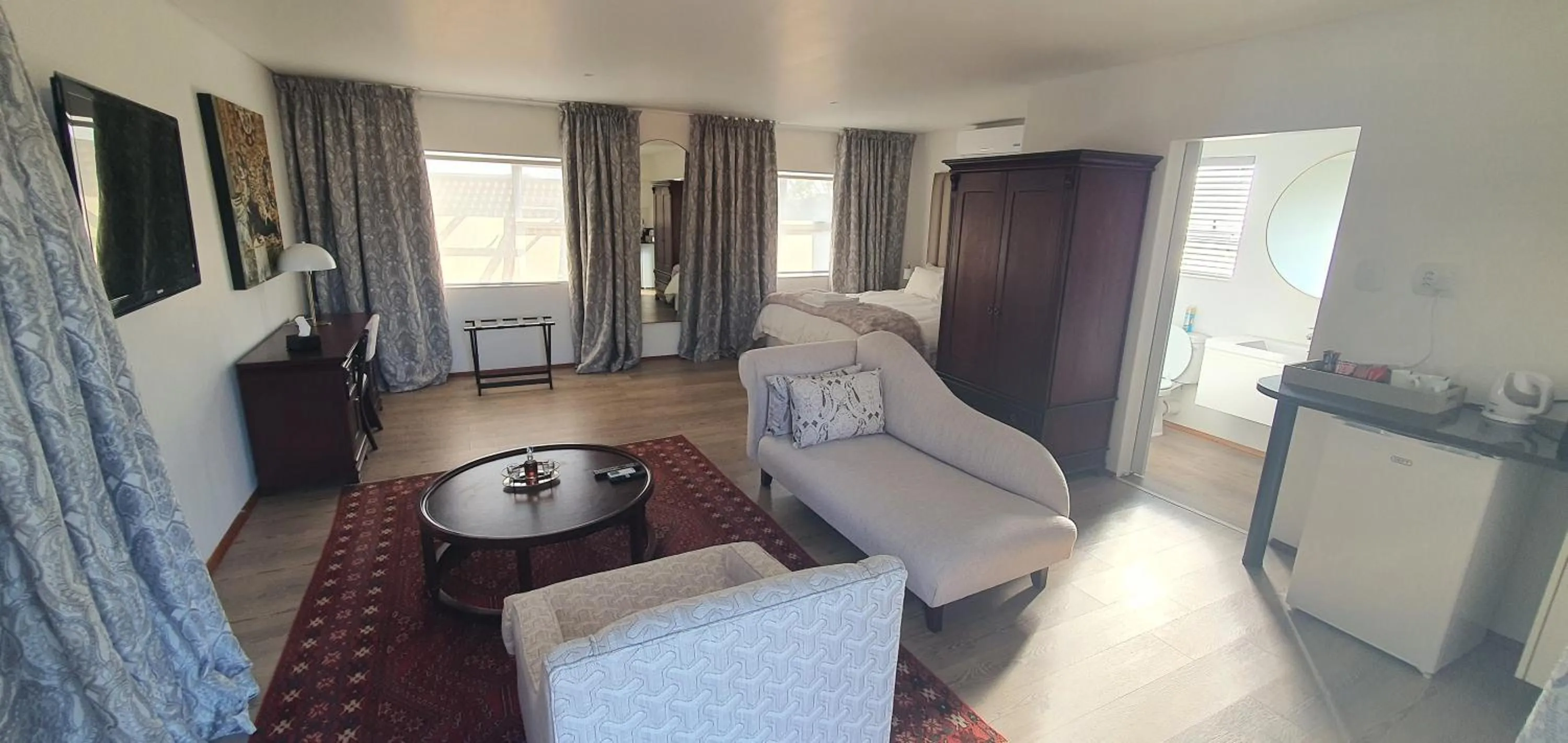 Photo of the whole room in Acacia Lodge