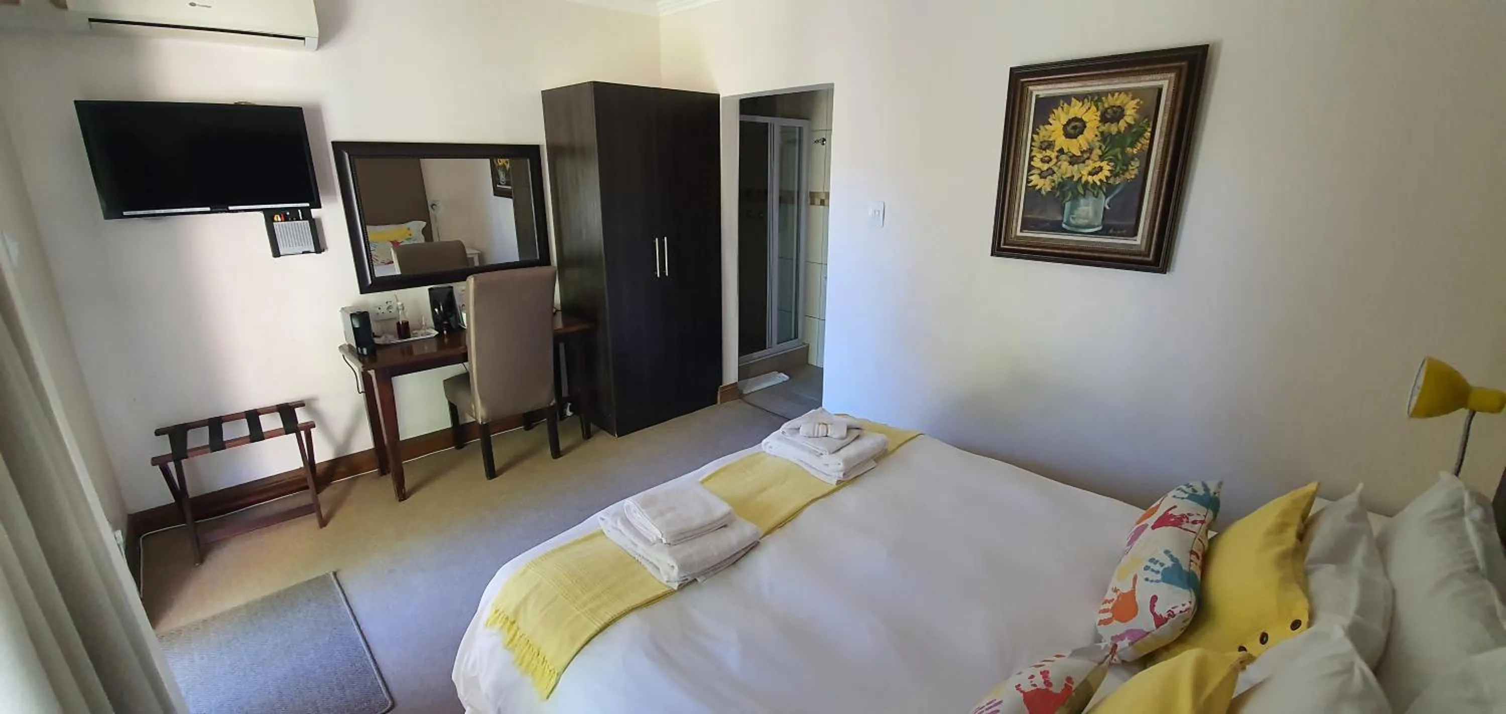 Photo of the whole room, Bed in Acacia Lodge