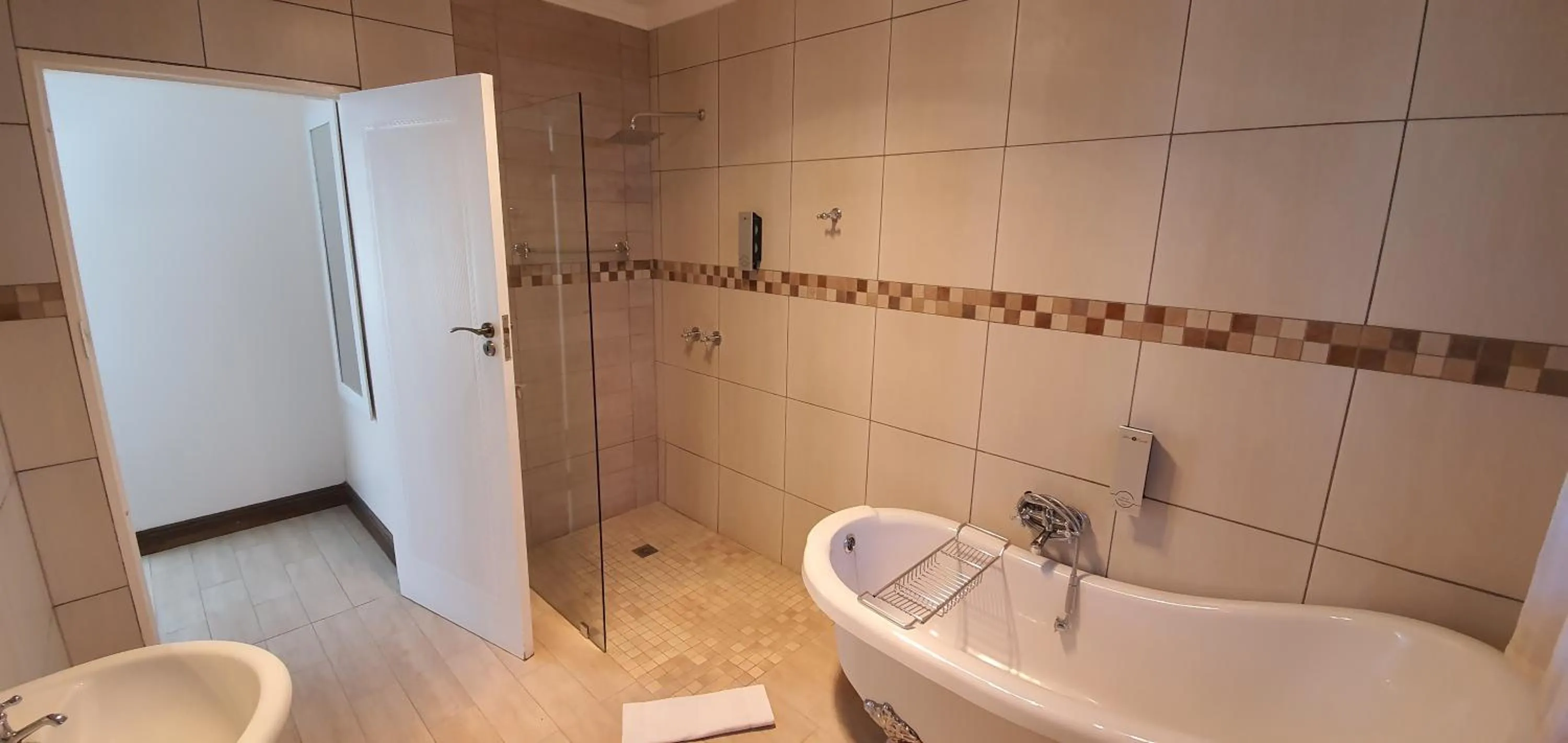 Shower in Acacia Lodge