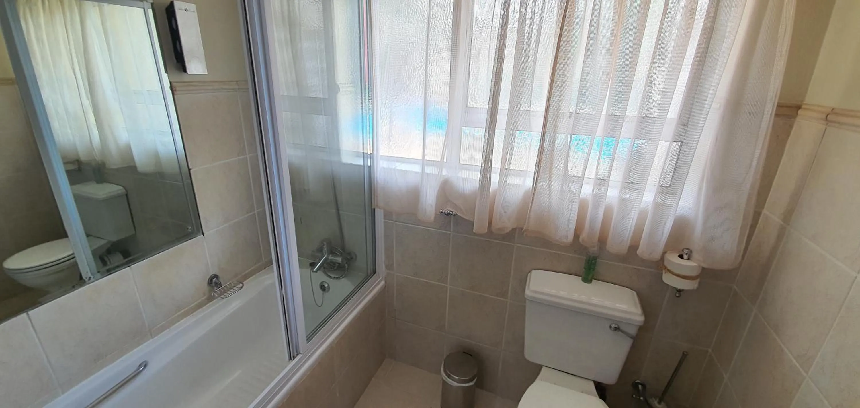 Toilet in Acacia Lodge