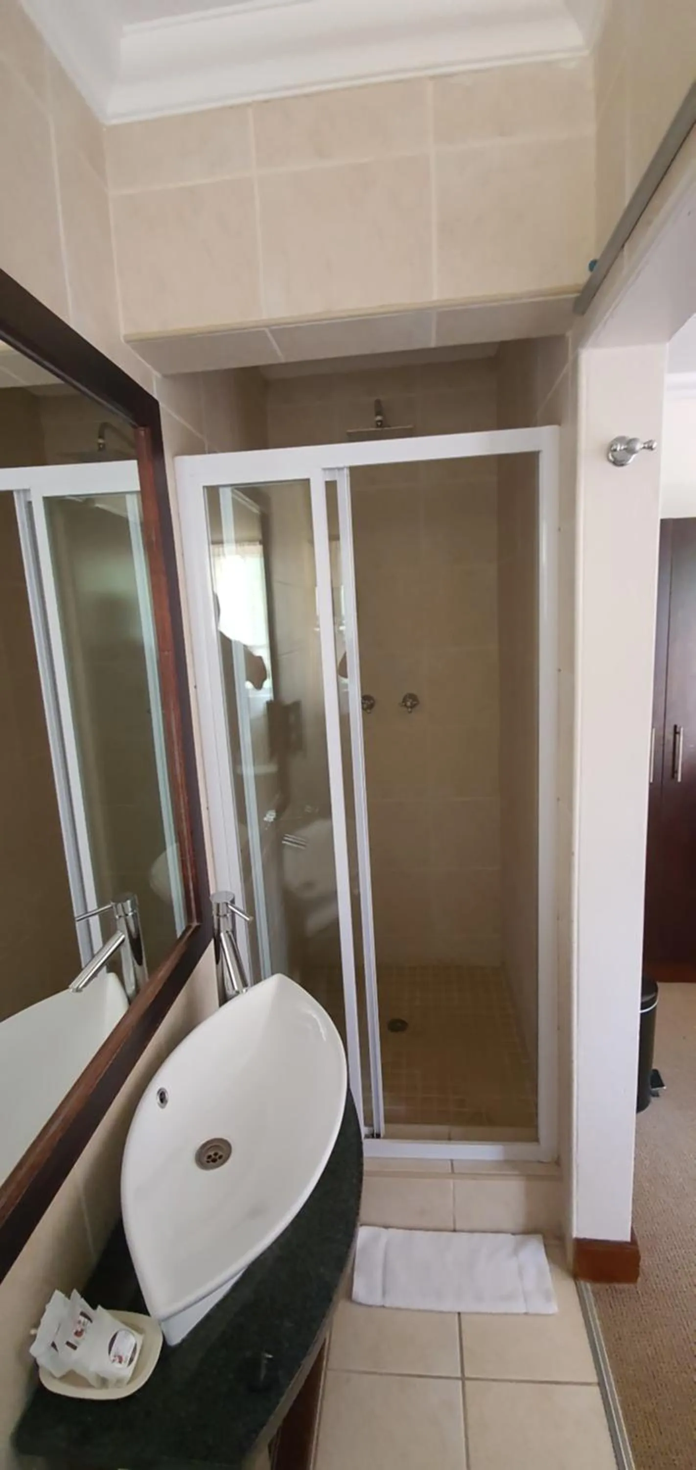 Shower in Acacia Lodge