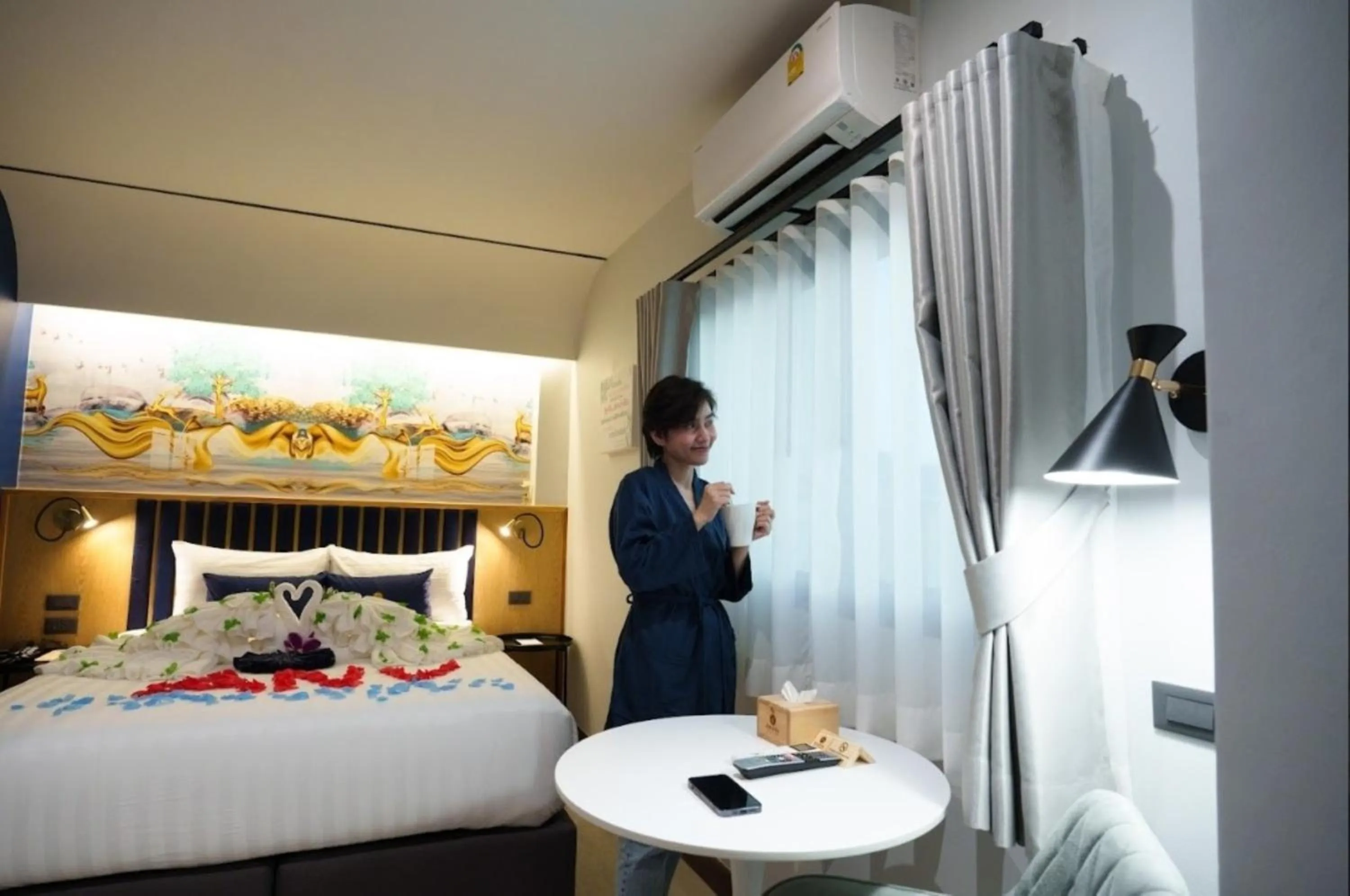 People, Bed in Khota Hill Hotel