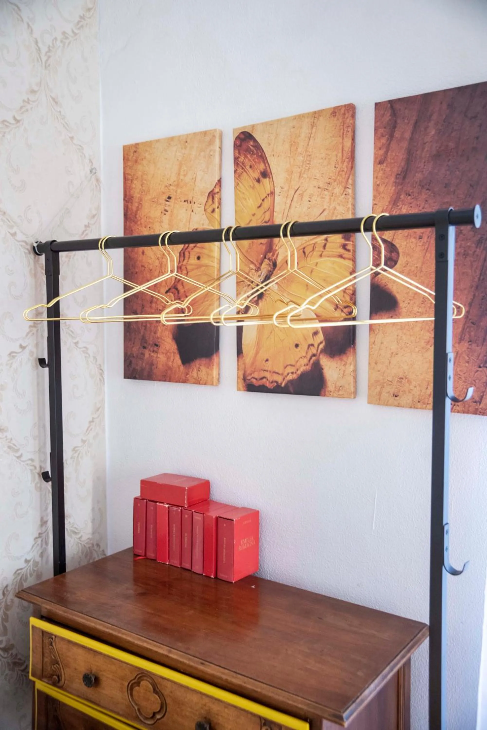 wardrobe in Merulana Suite Apartment