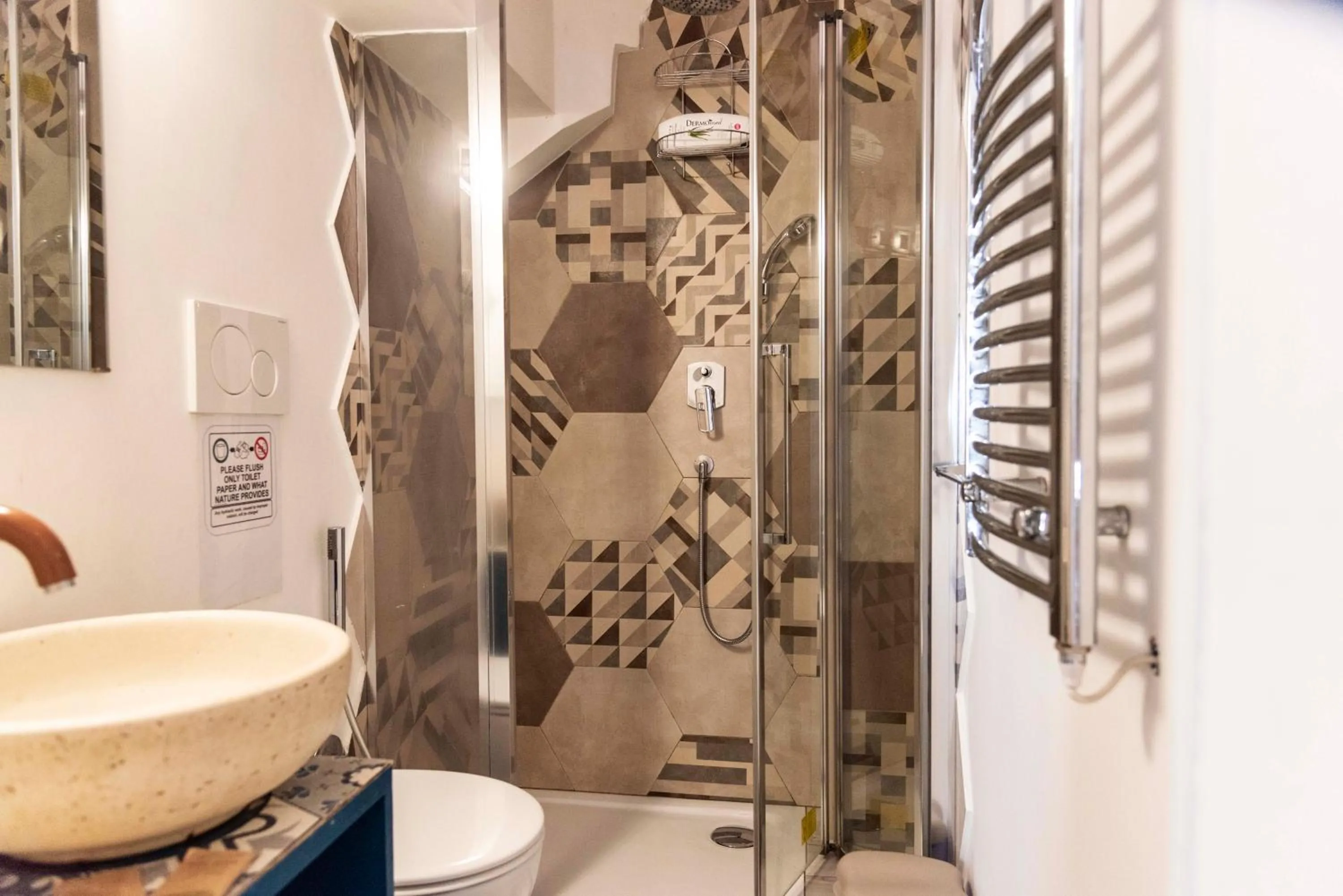 Shower in Merulana Suite Apartment