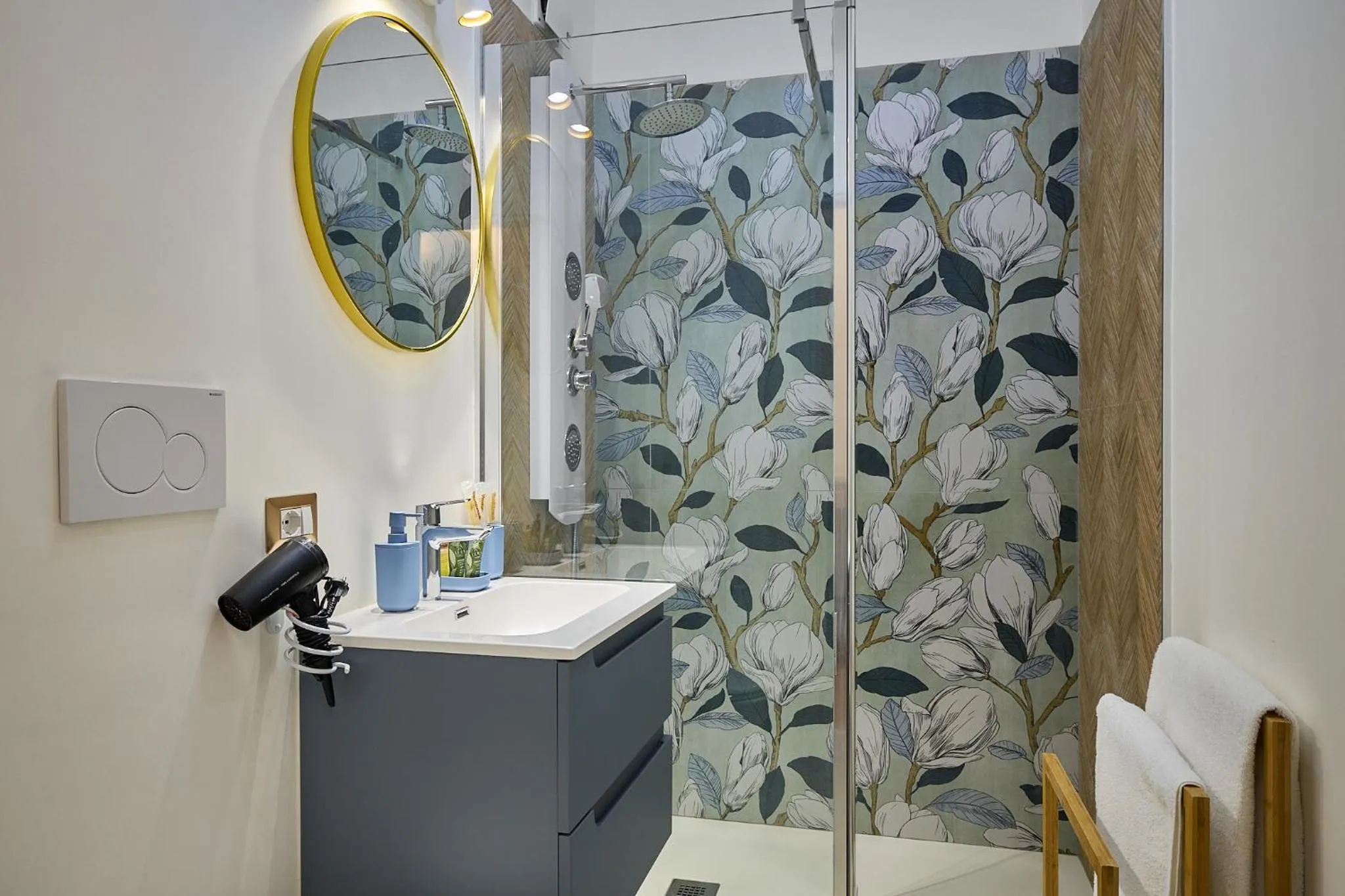 Shower in Merulana Suite Apartment