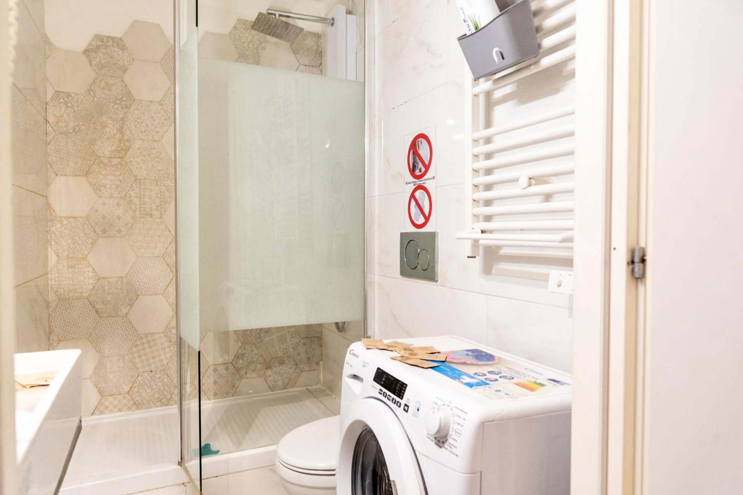 Shower in Merulana Suite Apartment