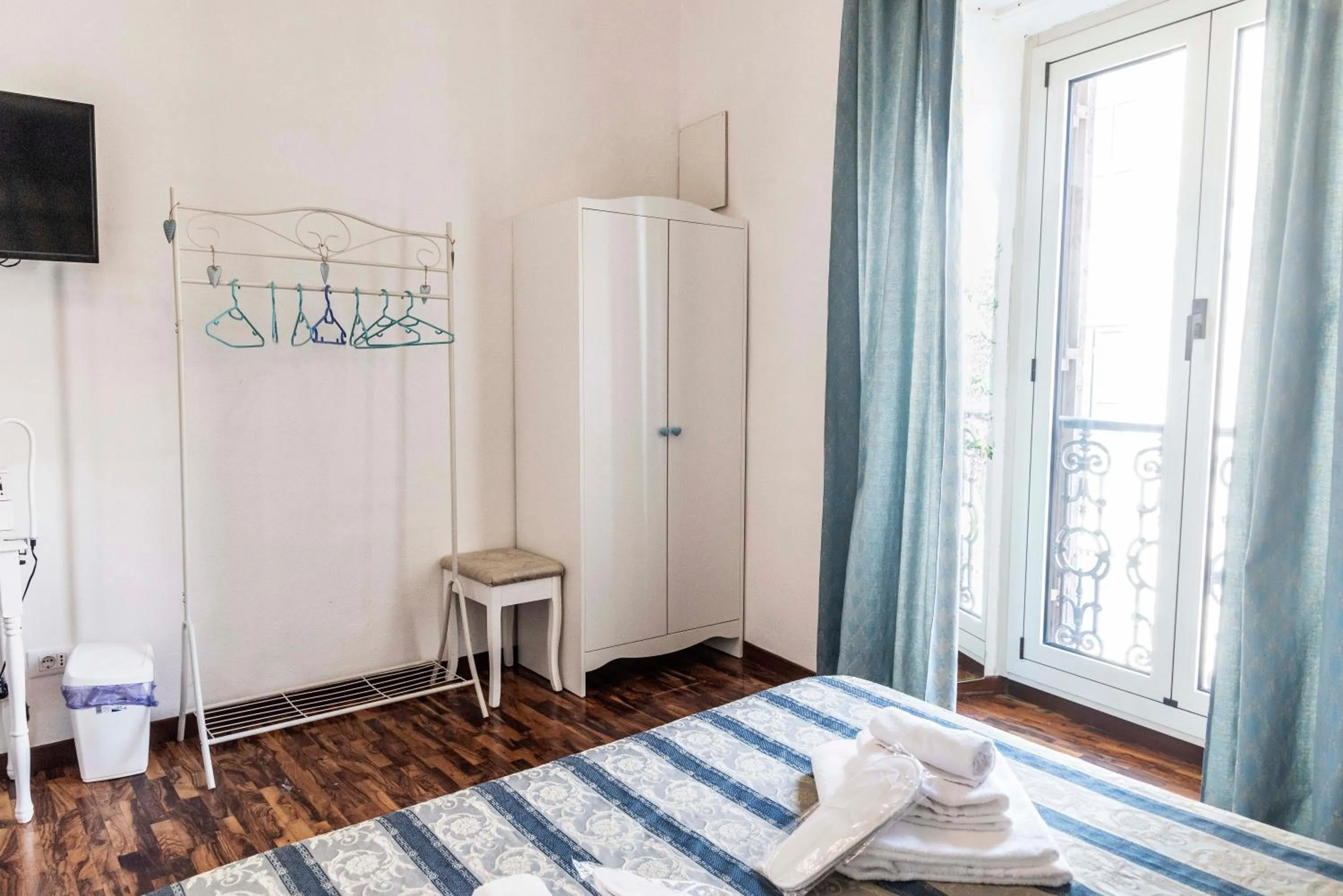 Bedroom, Bed in Merulana Suite Apartment