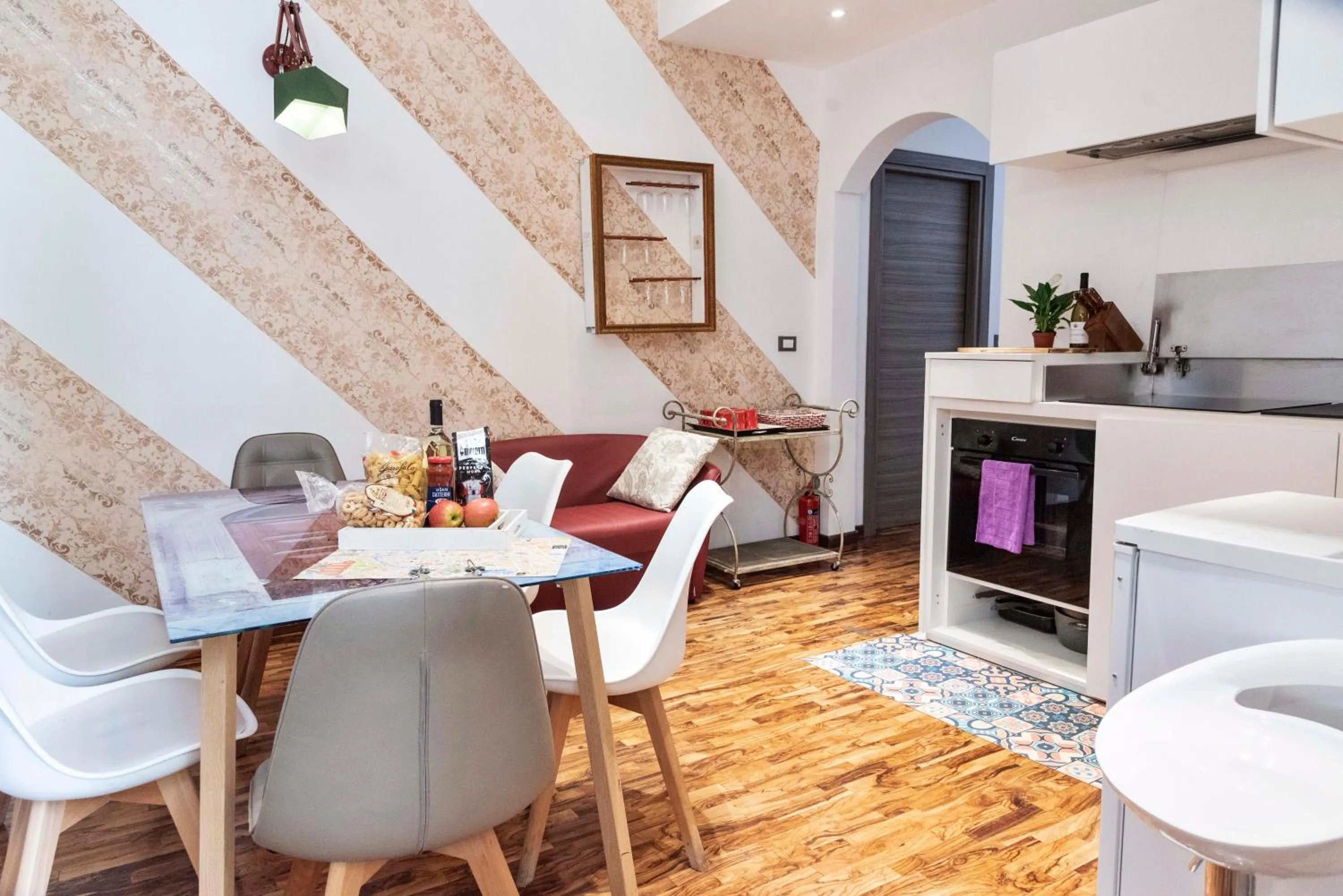 Kitchen or kitchenette in Merulana Suite Apartment