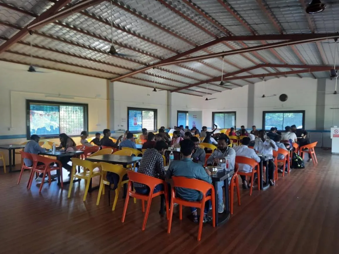 Restaurant/places to eat in Hotel Randha and Lodging