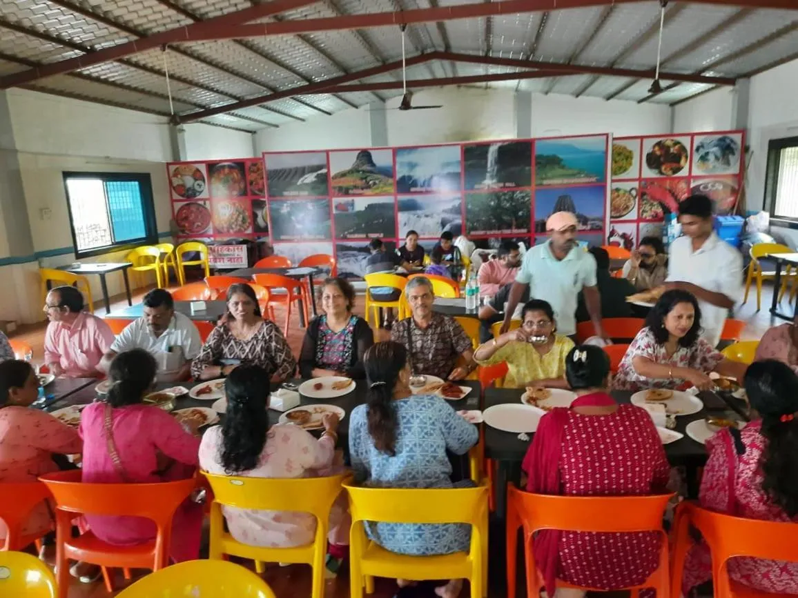 Restaurant/places to eat in Hotel Randha and Lodging