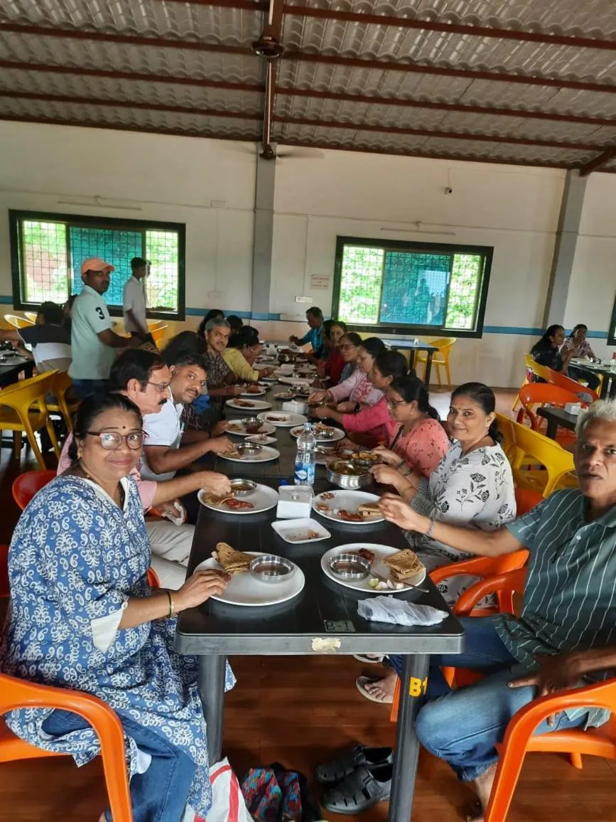 Restaurant/places to eat in Hotel Randha and Lodging