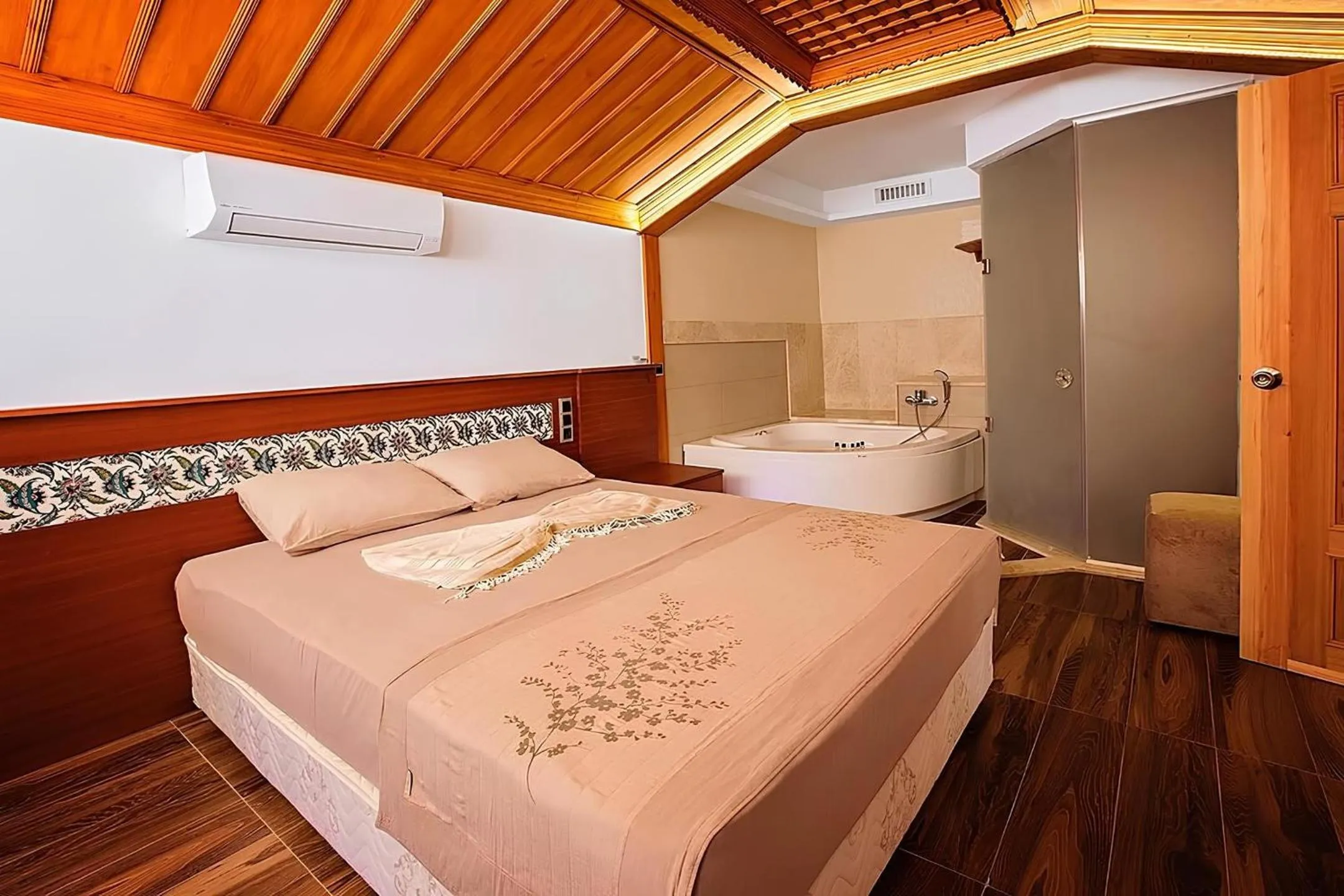 Photo of the whole room, Bed in Grand Hotel Azmakhan Spa&Welness