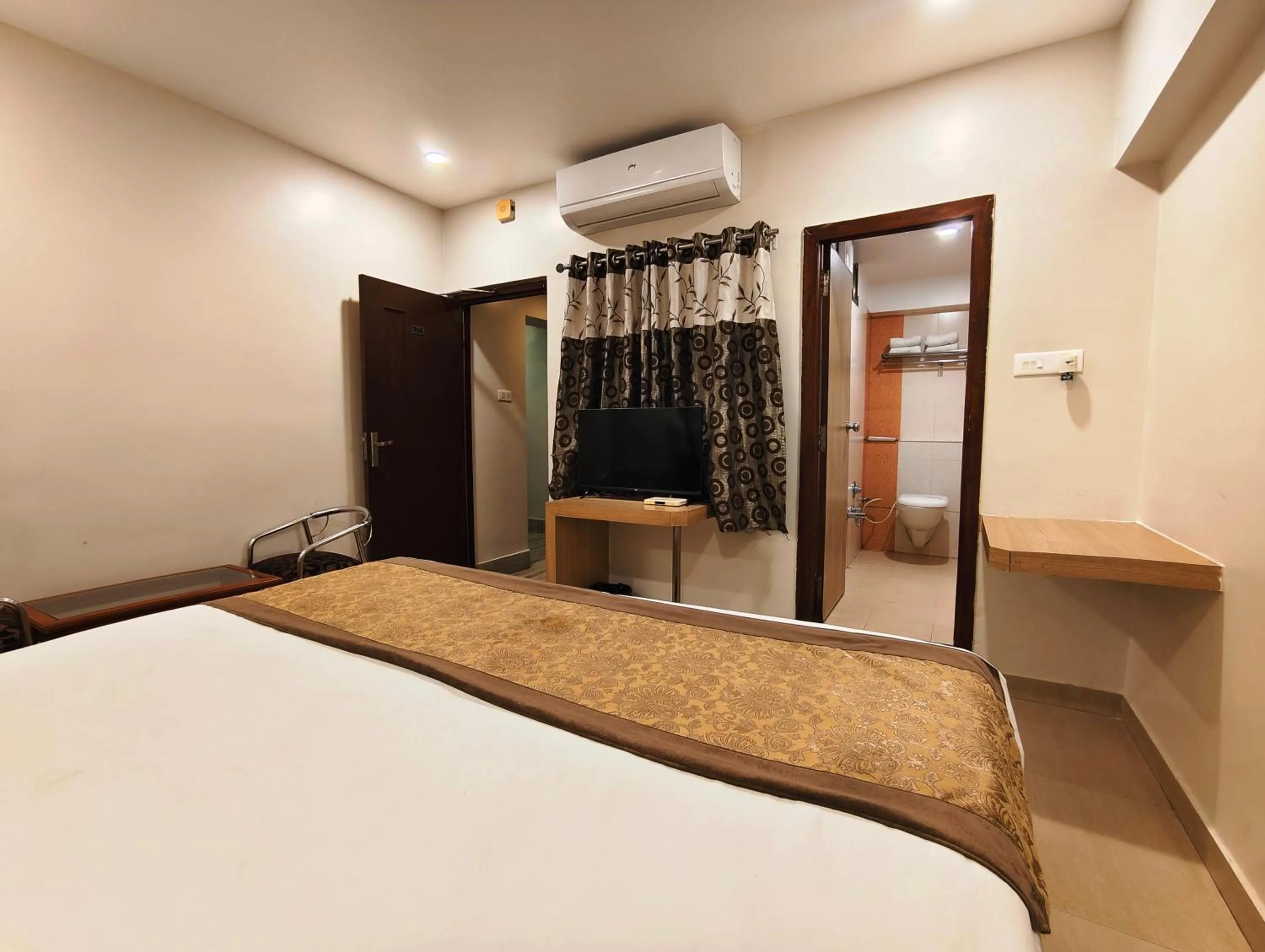 Photo of the whole room, Bed in Hotel Simran - Raipur Junction