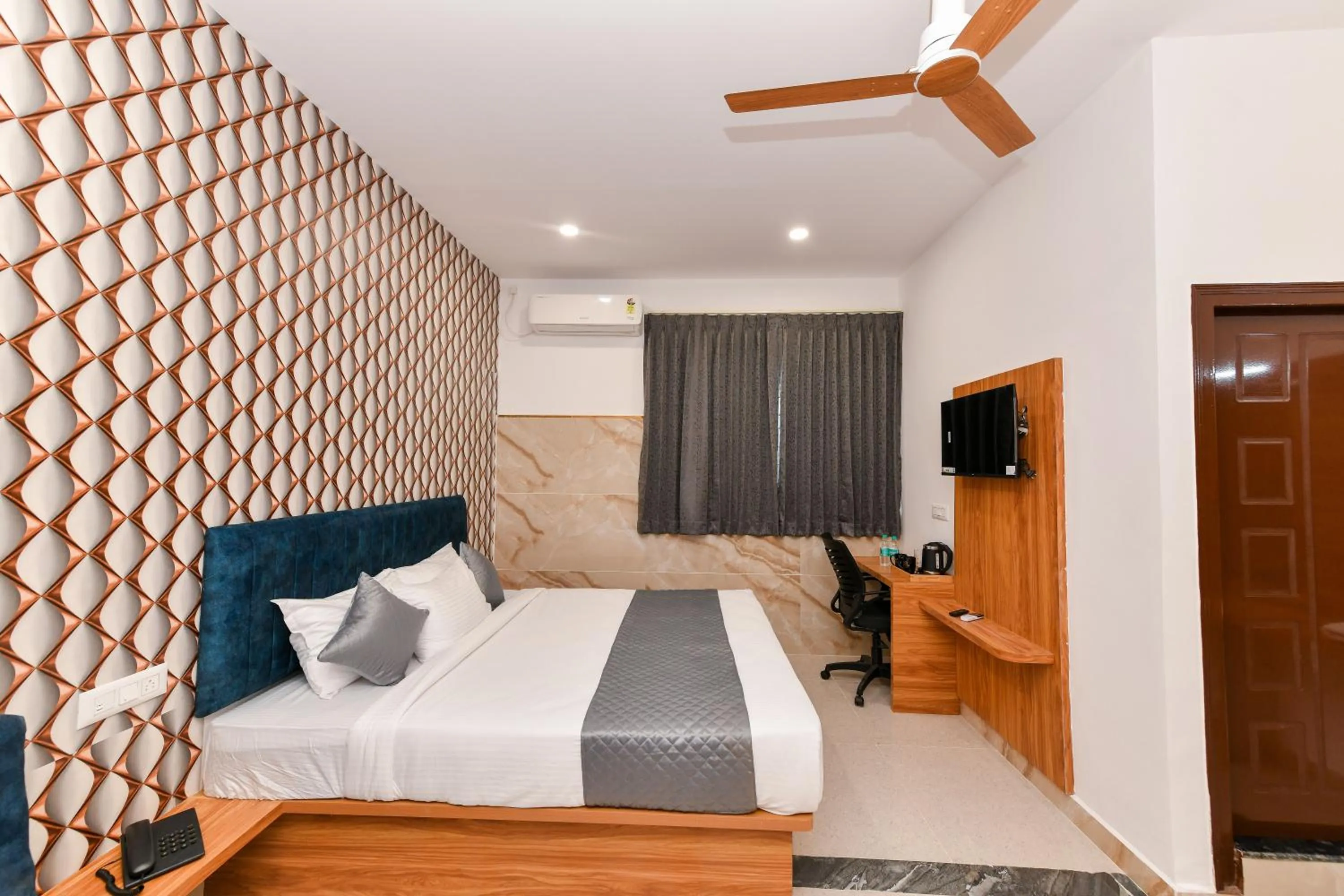 Photo of the whole room, Bed in Hotel Shine International