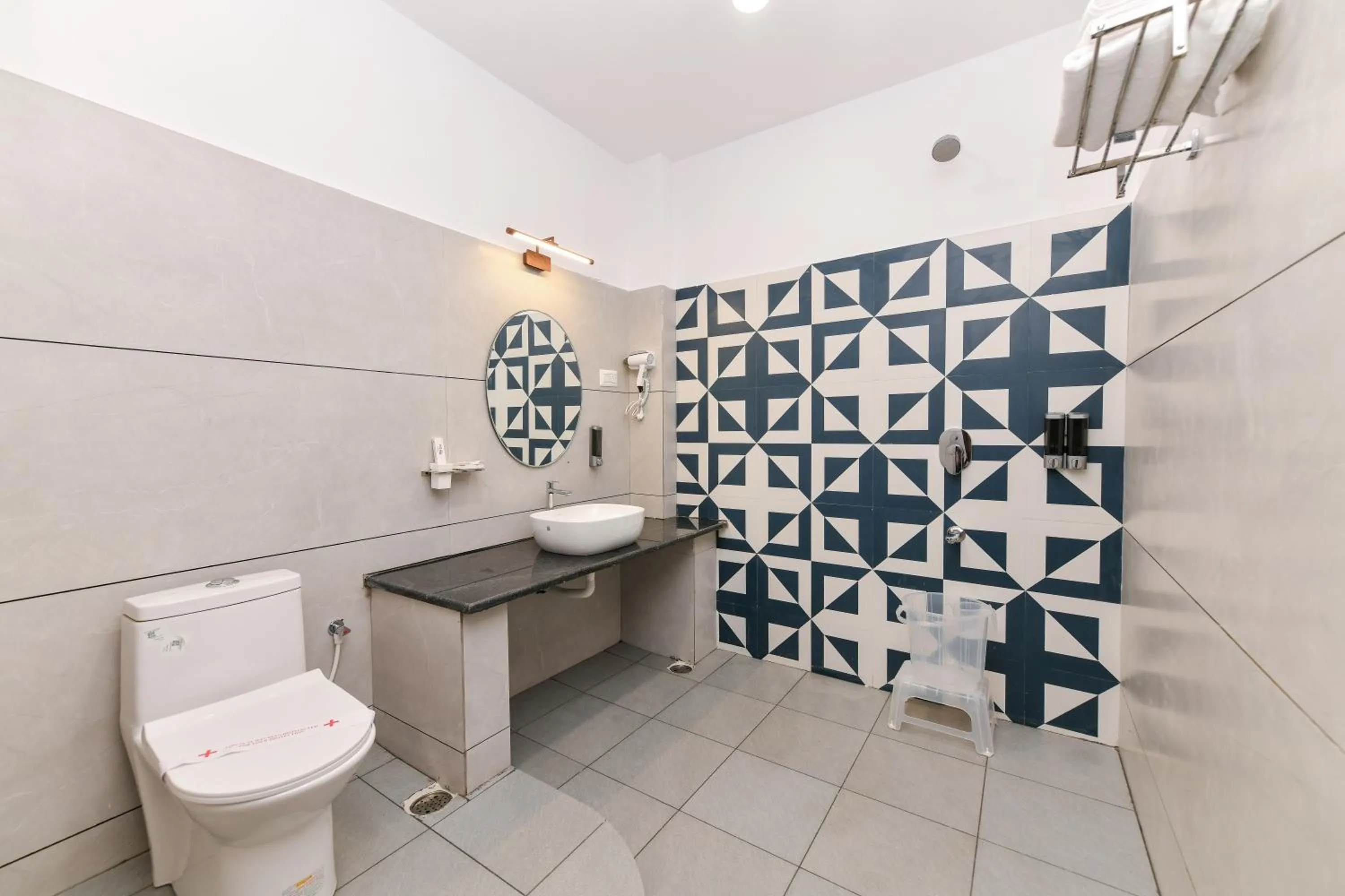 Toilet in Hotel Shine International