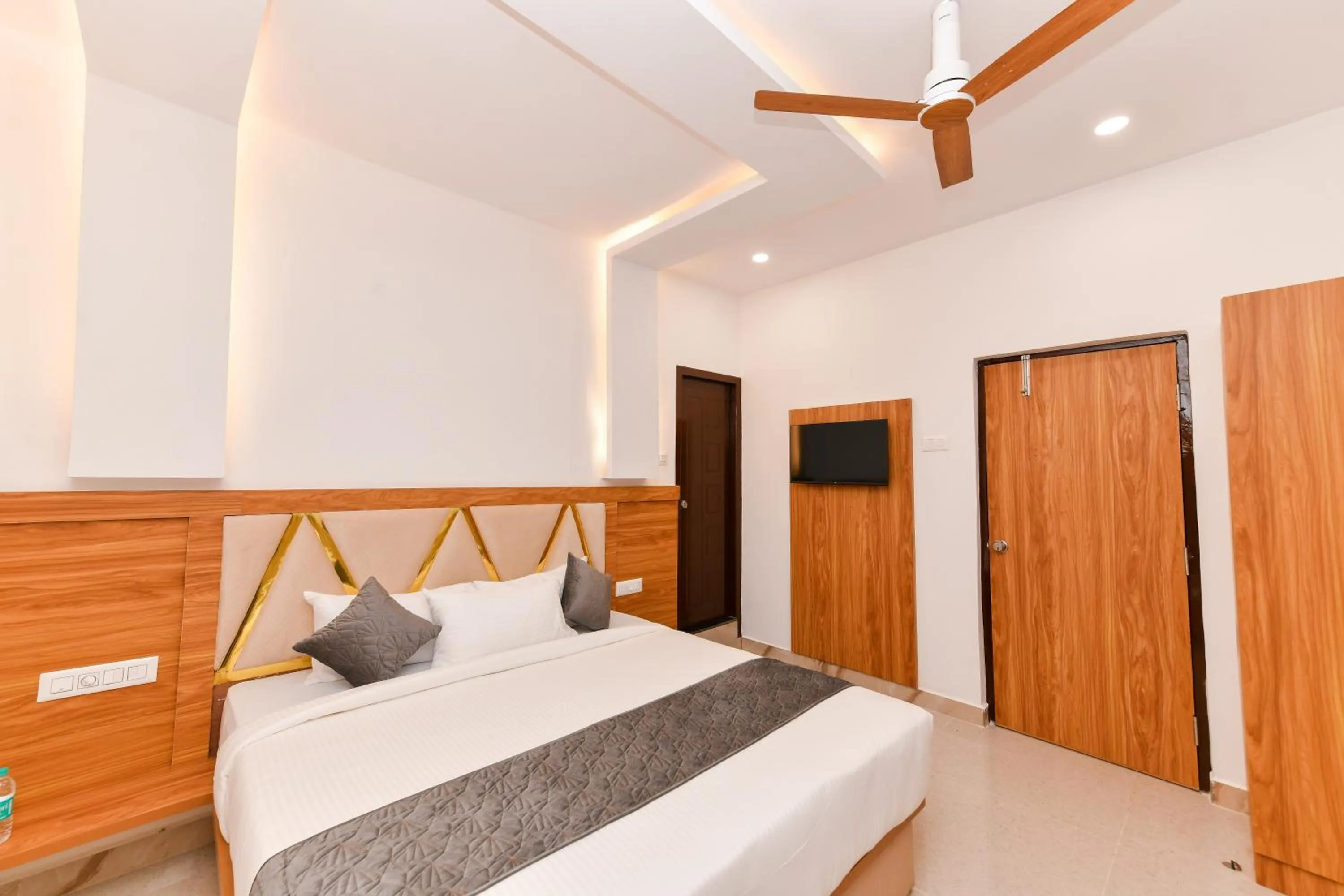 Bed in Hotel Shine International