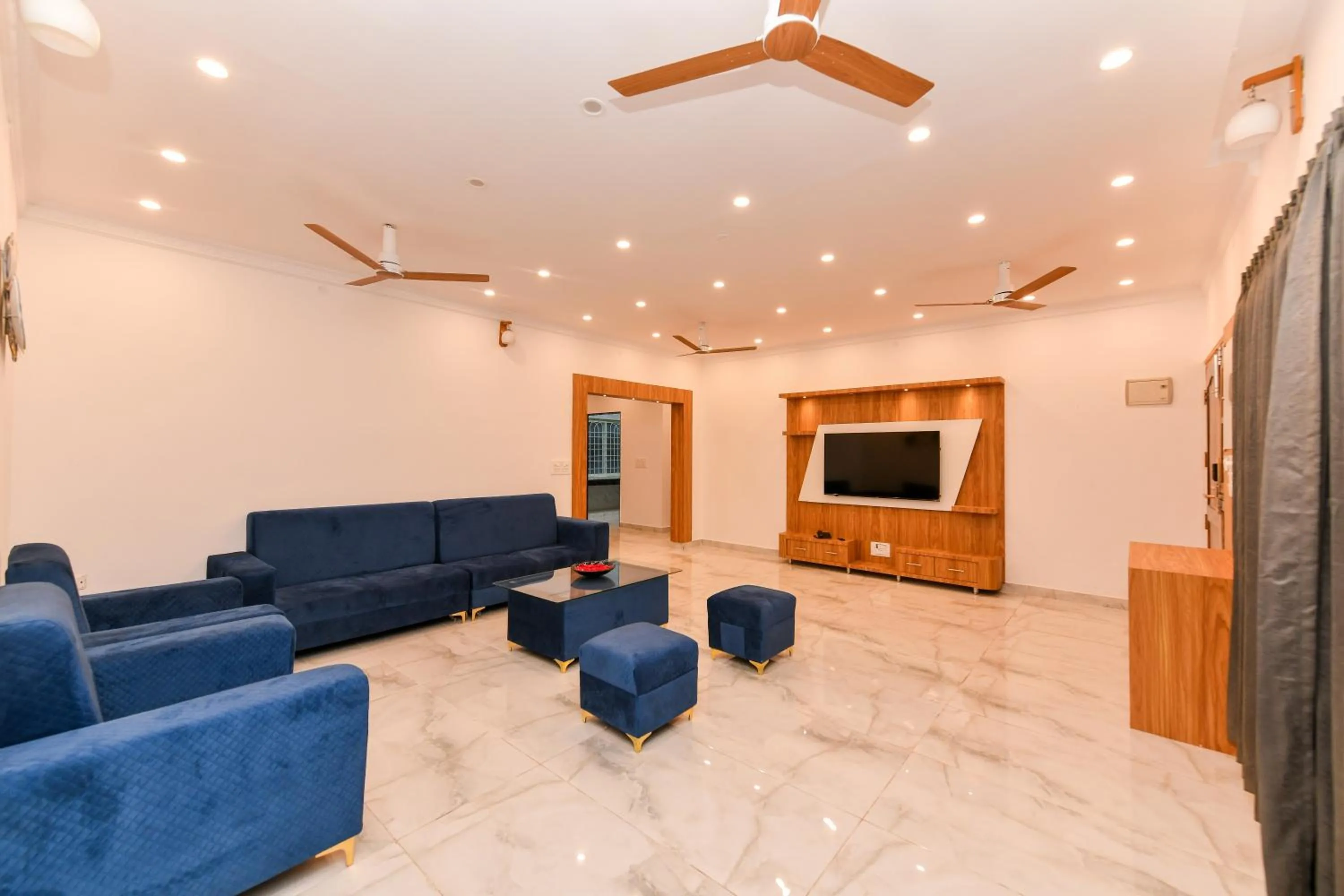 TV and multimedia in Hotel Shine International