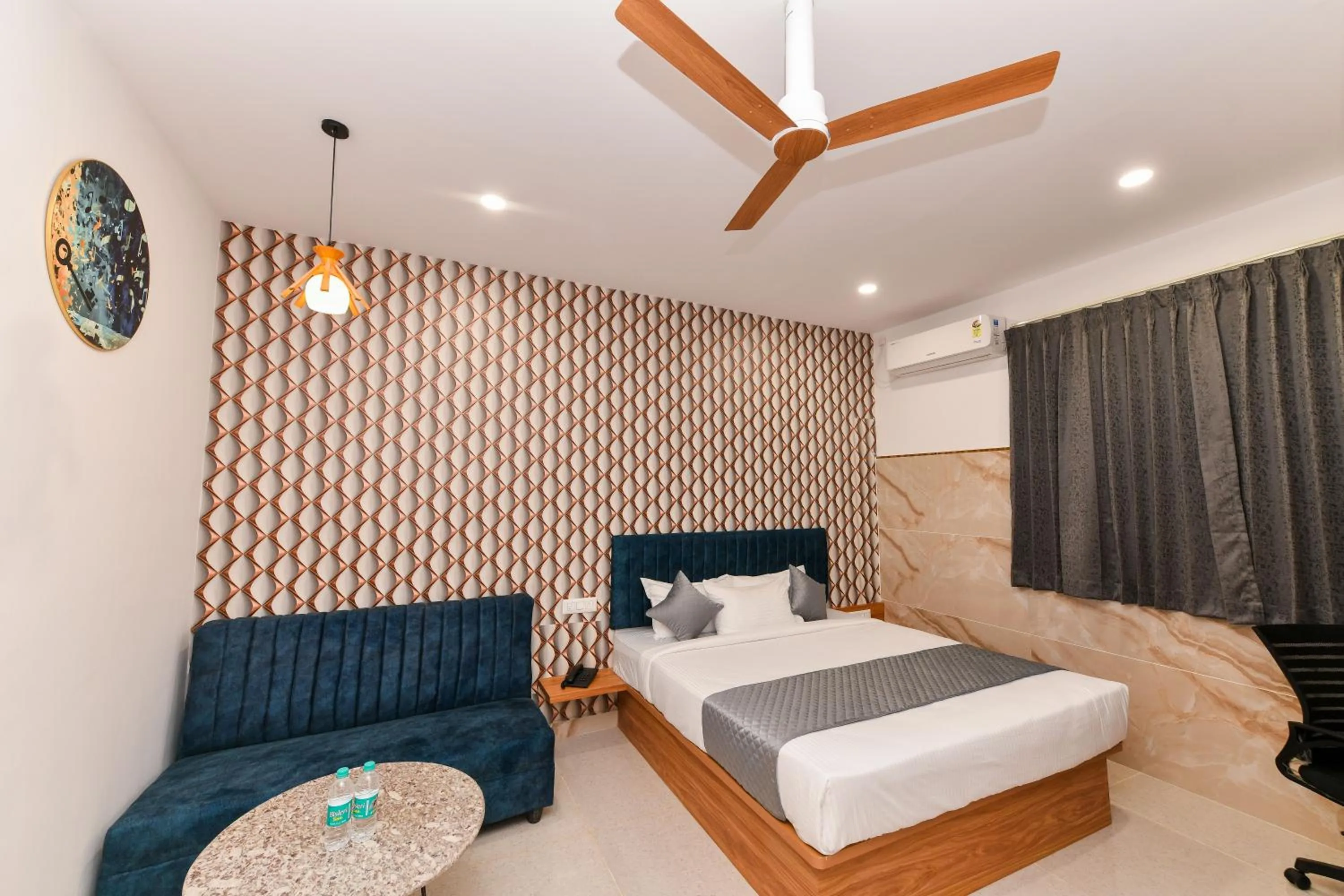 Photo of the whole room, Bed in Hotel Shine International