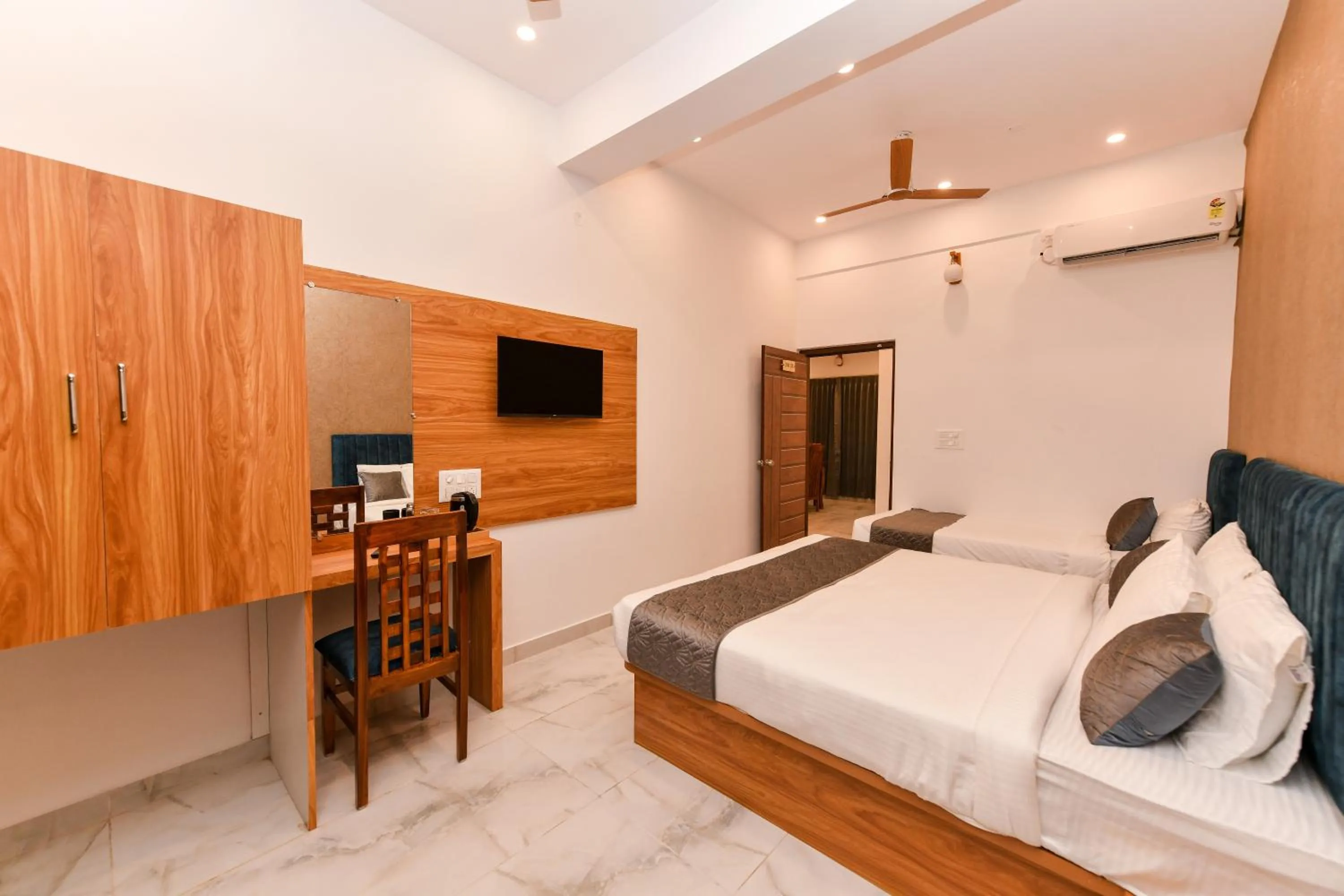 Photo of the whole room, Bed in Hotel Shine International