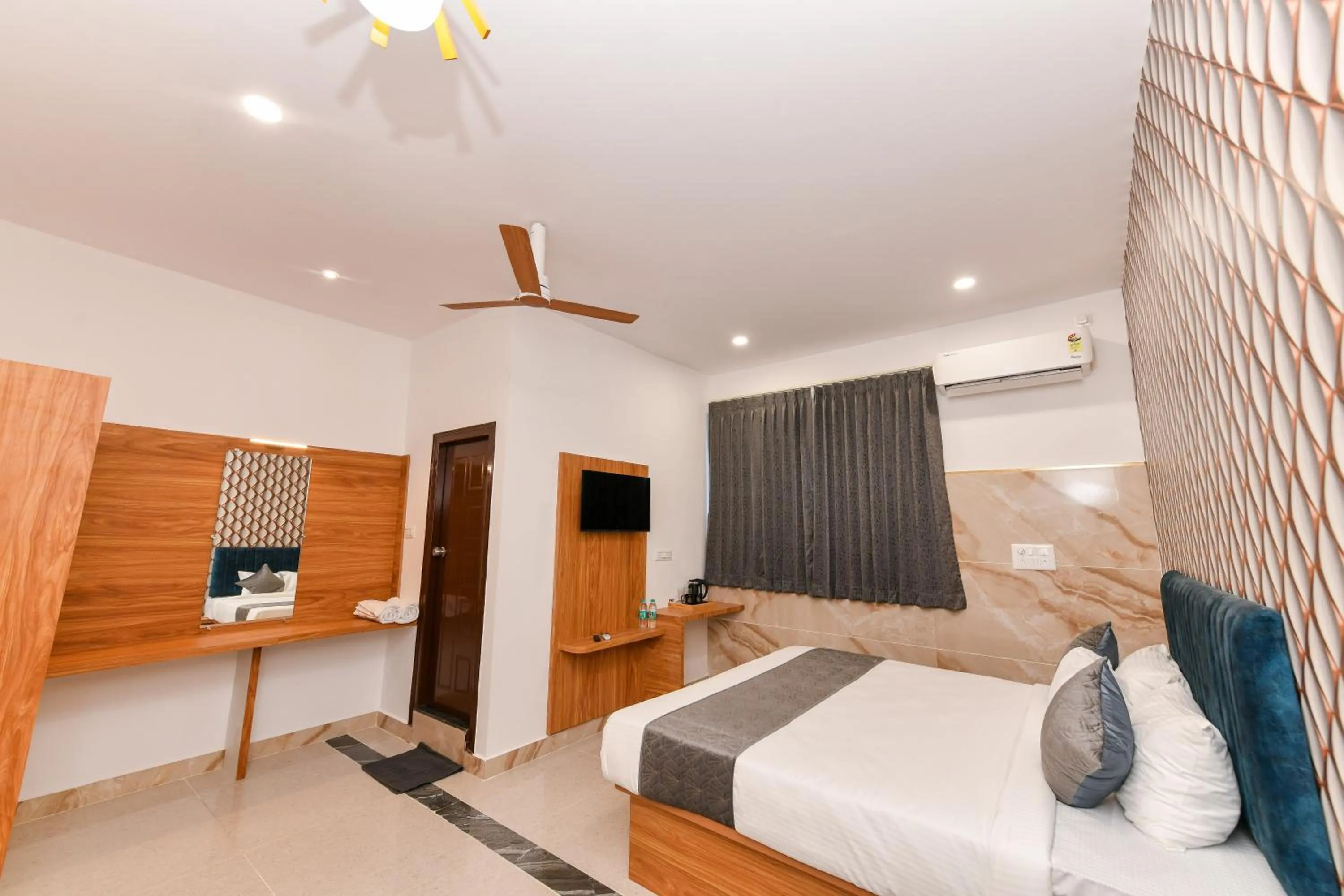 air conditioner, Bed in Hotel Shine International