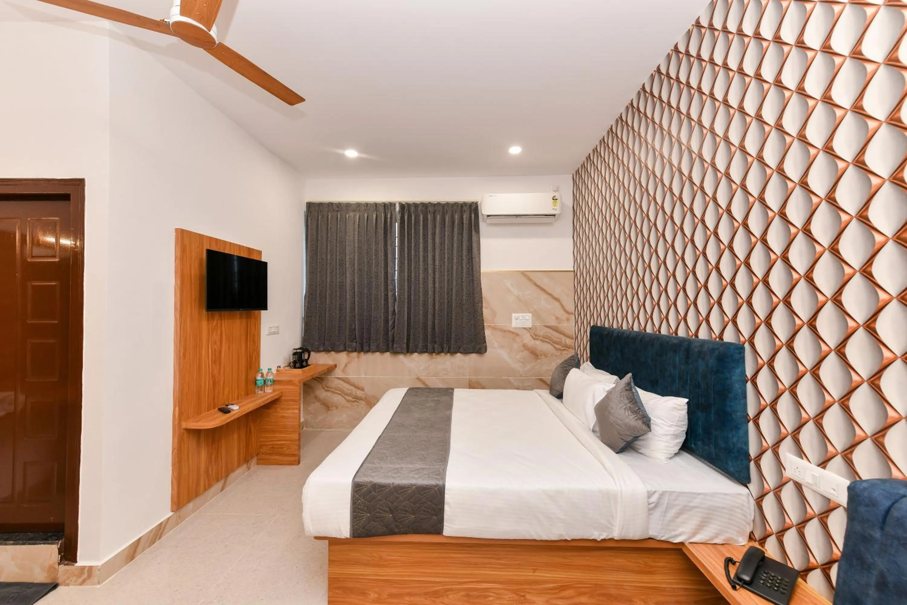 Photo of the whole room, Bed in Hotel Shine International