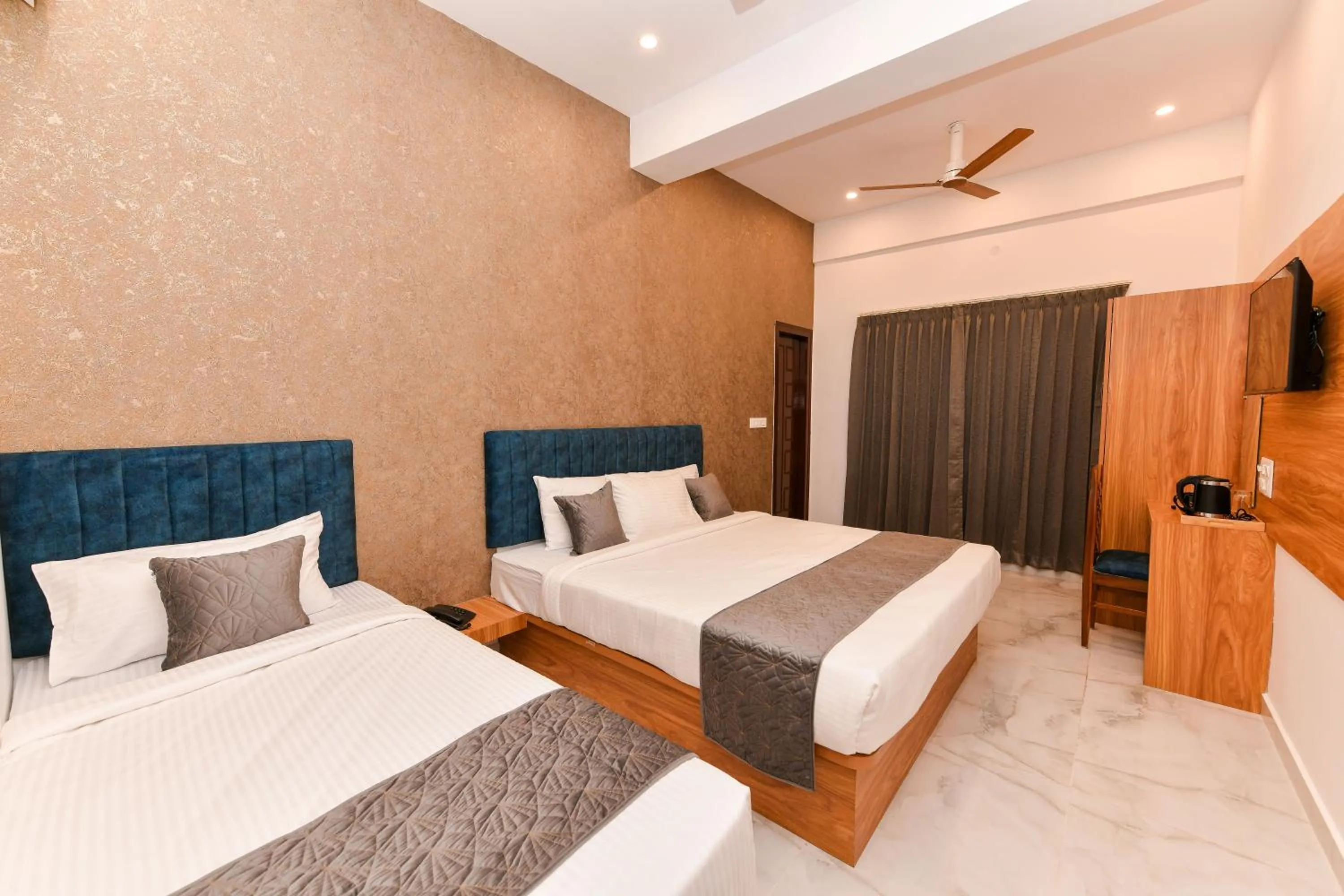 Photo of the whole room, Bed in Hotel Shine International