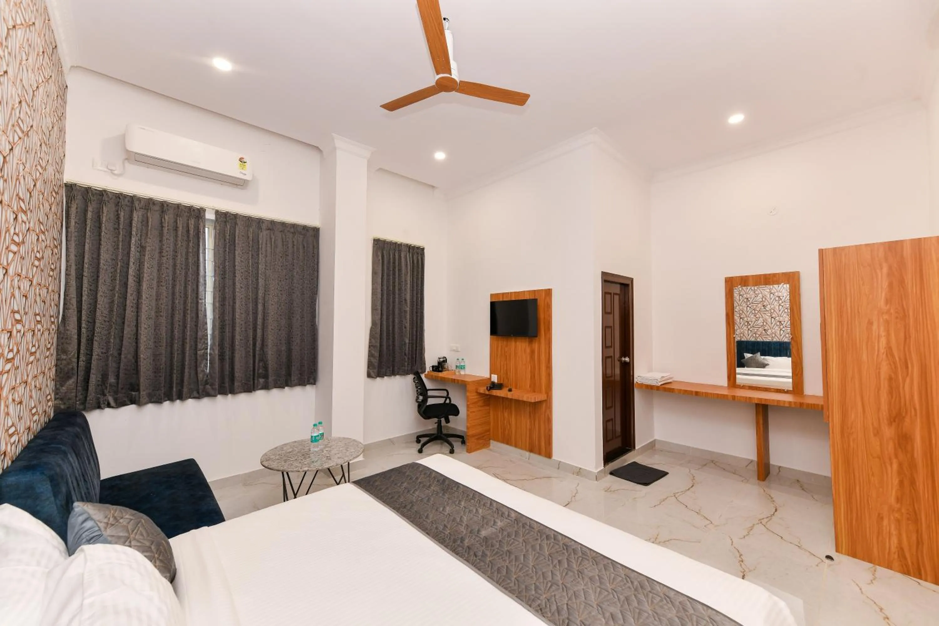 Bed in Hotel Shine International