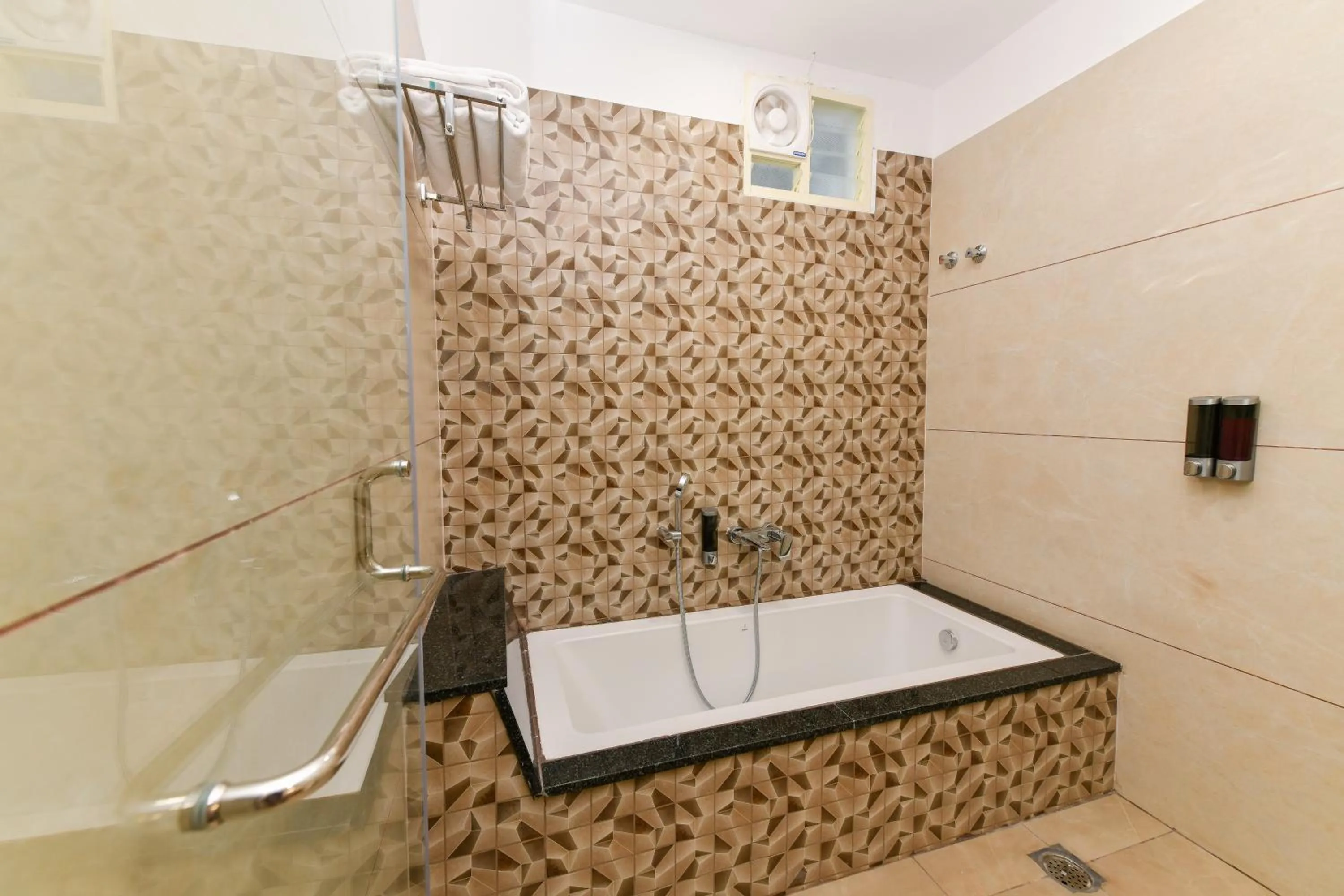 Bath in Hotel Shine International