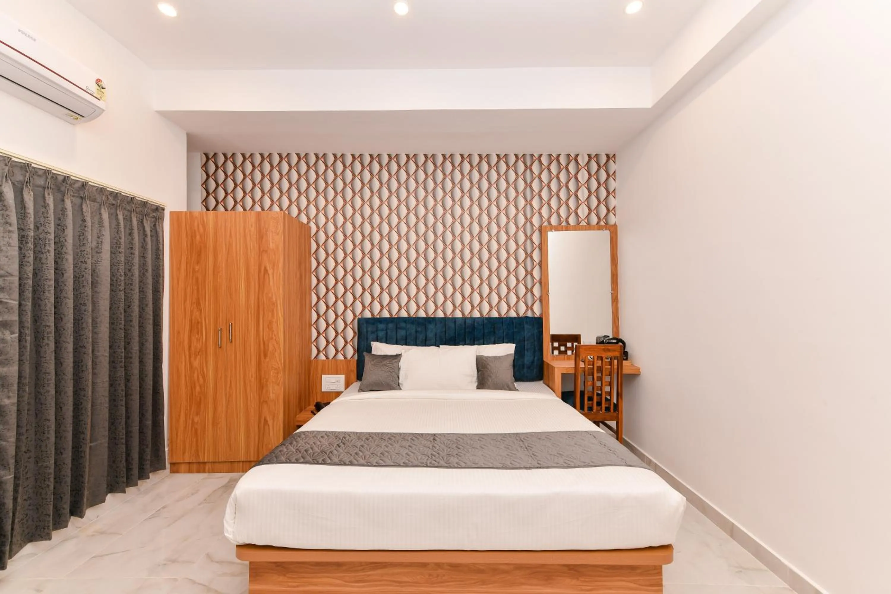 Bed in Hotel Shine International