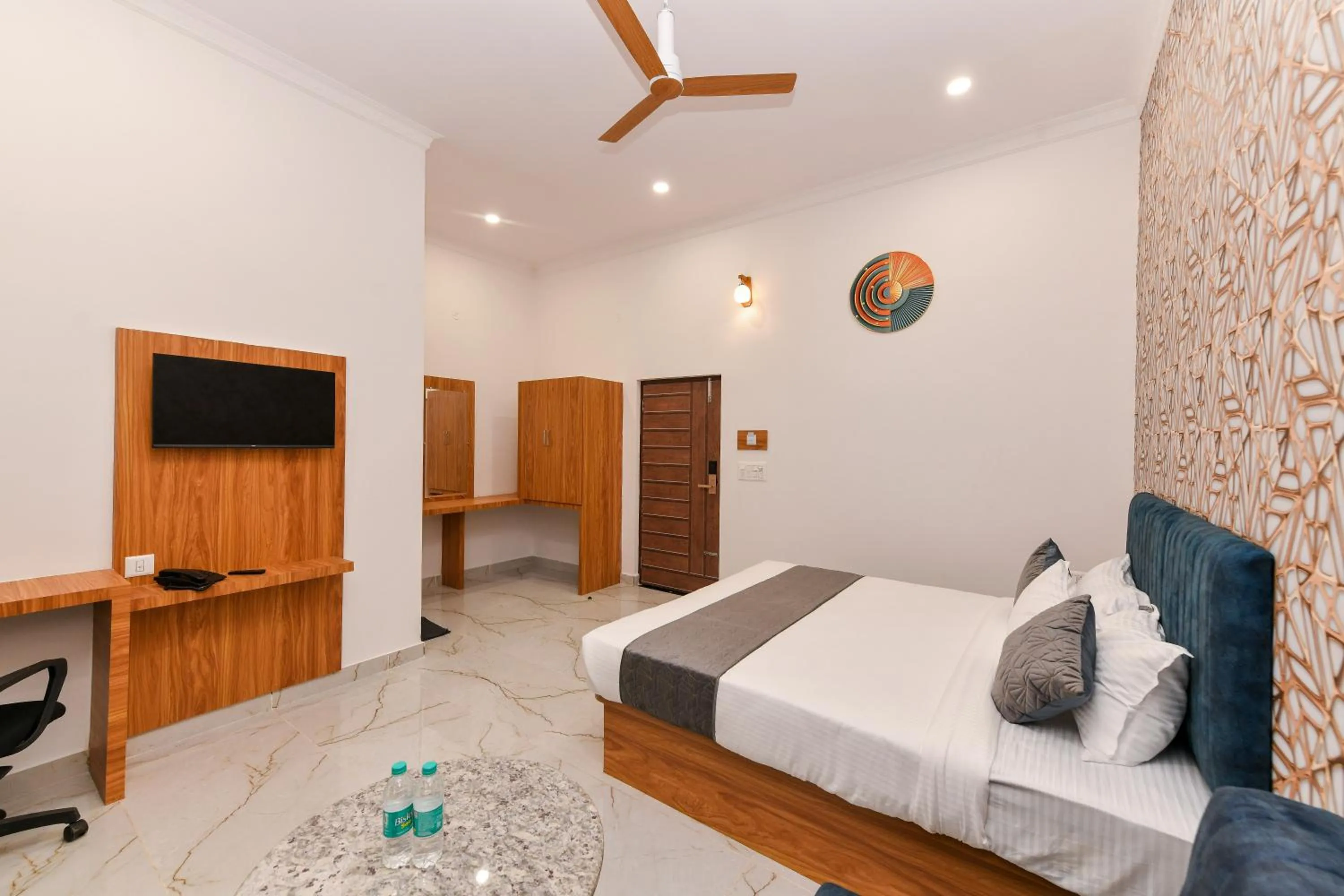 Bed in Hotel Shine International