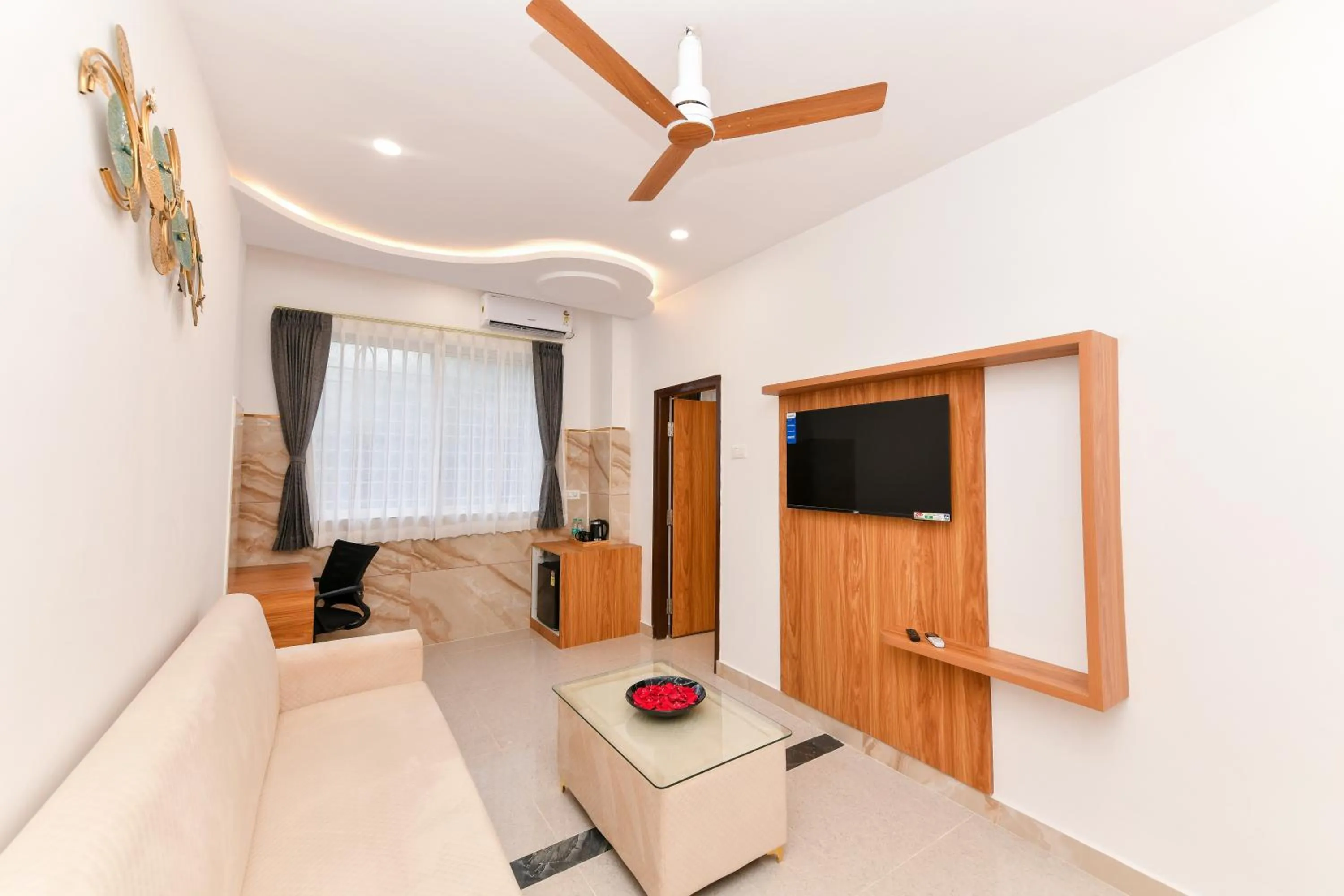 Communal lounge/ TV room in Hotel Shine International