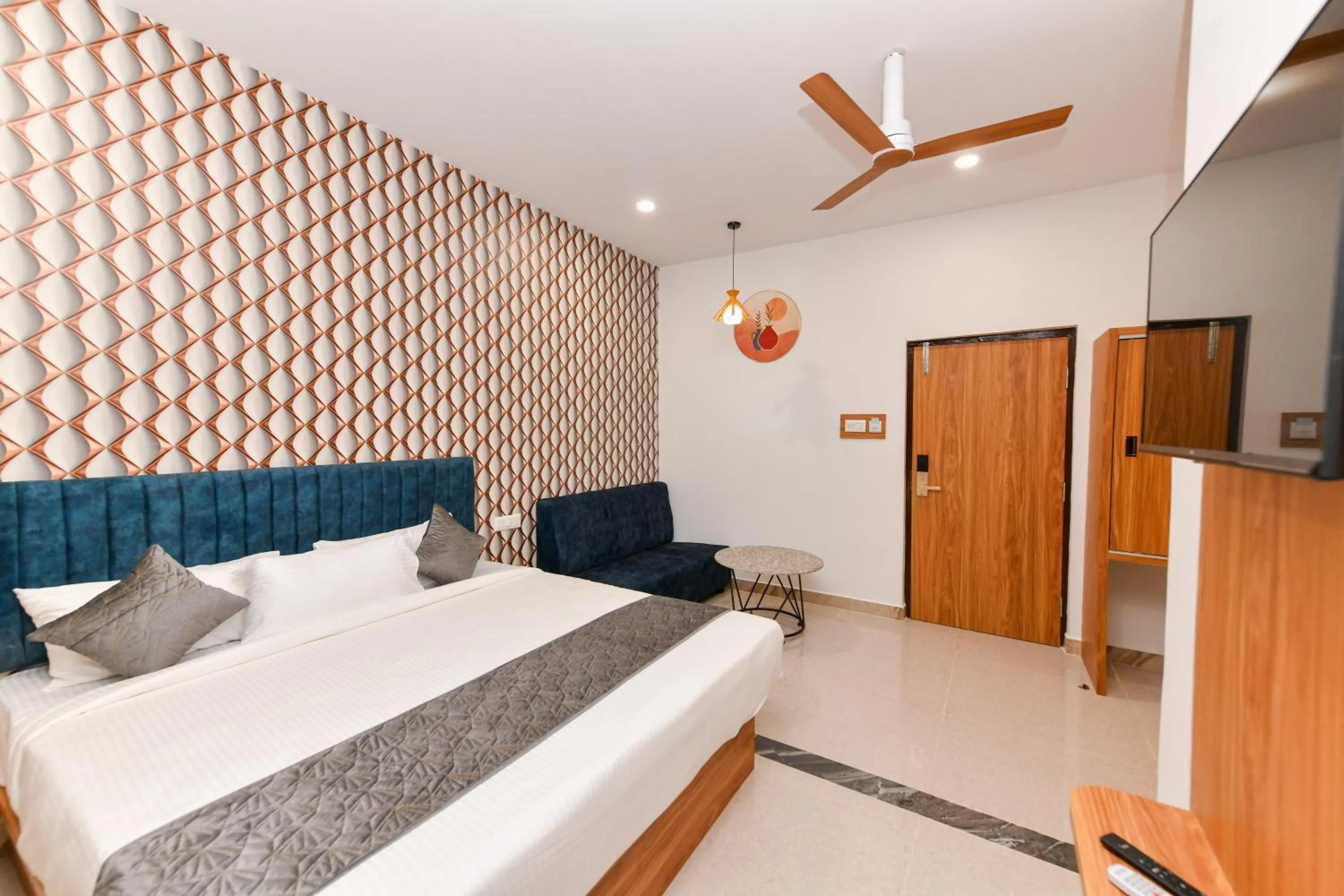 room service, Bed in Hotel Shine International