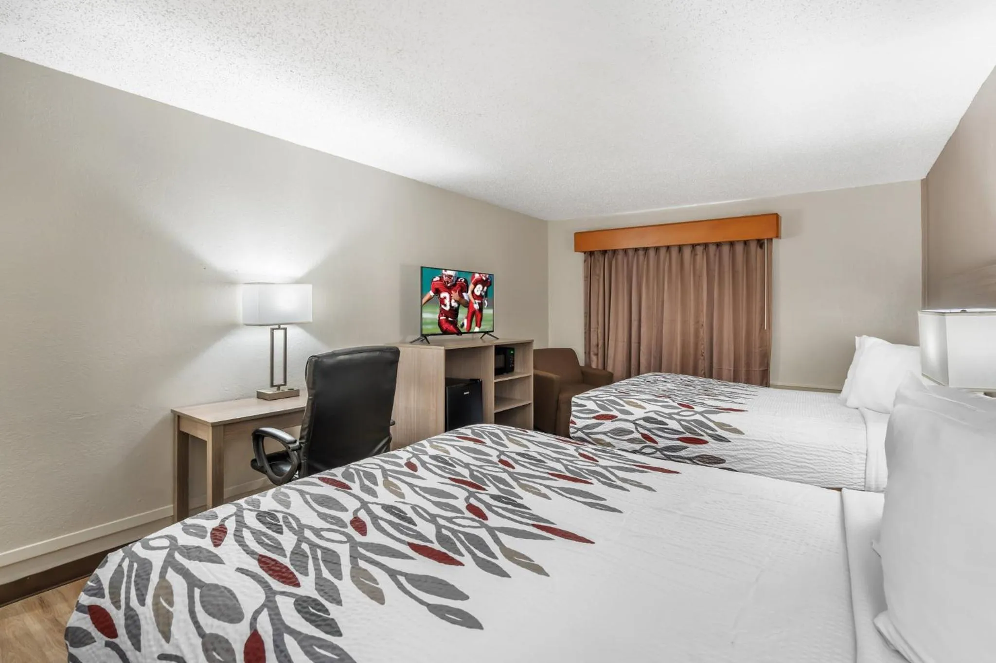 Photo of the whole room, Bed in Red Roof Inn & Suites Sulphur Springs