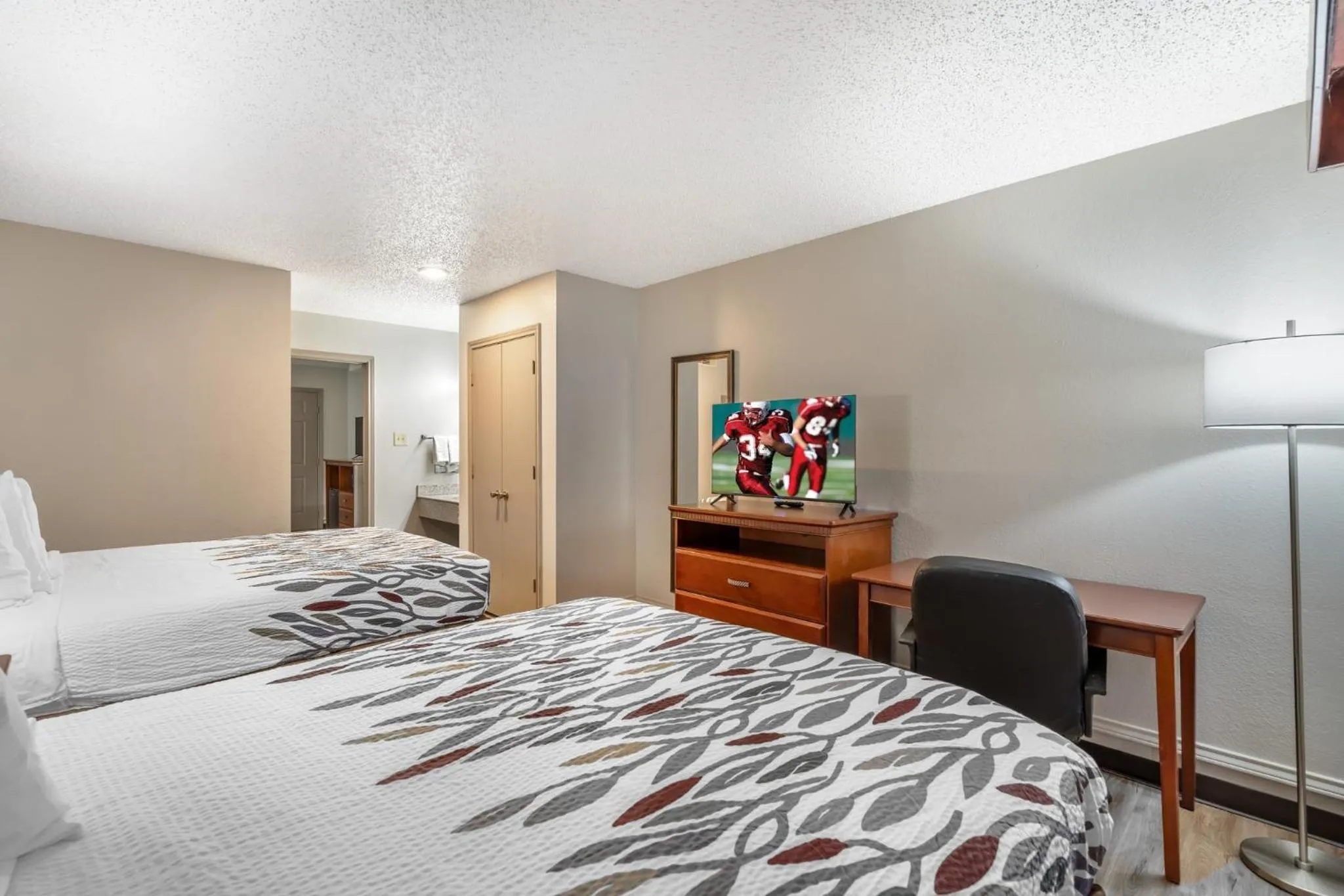 Photo of the whole room, Bed in Red Roof Inn & Suites Sulphur Springs