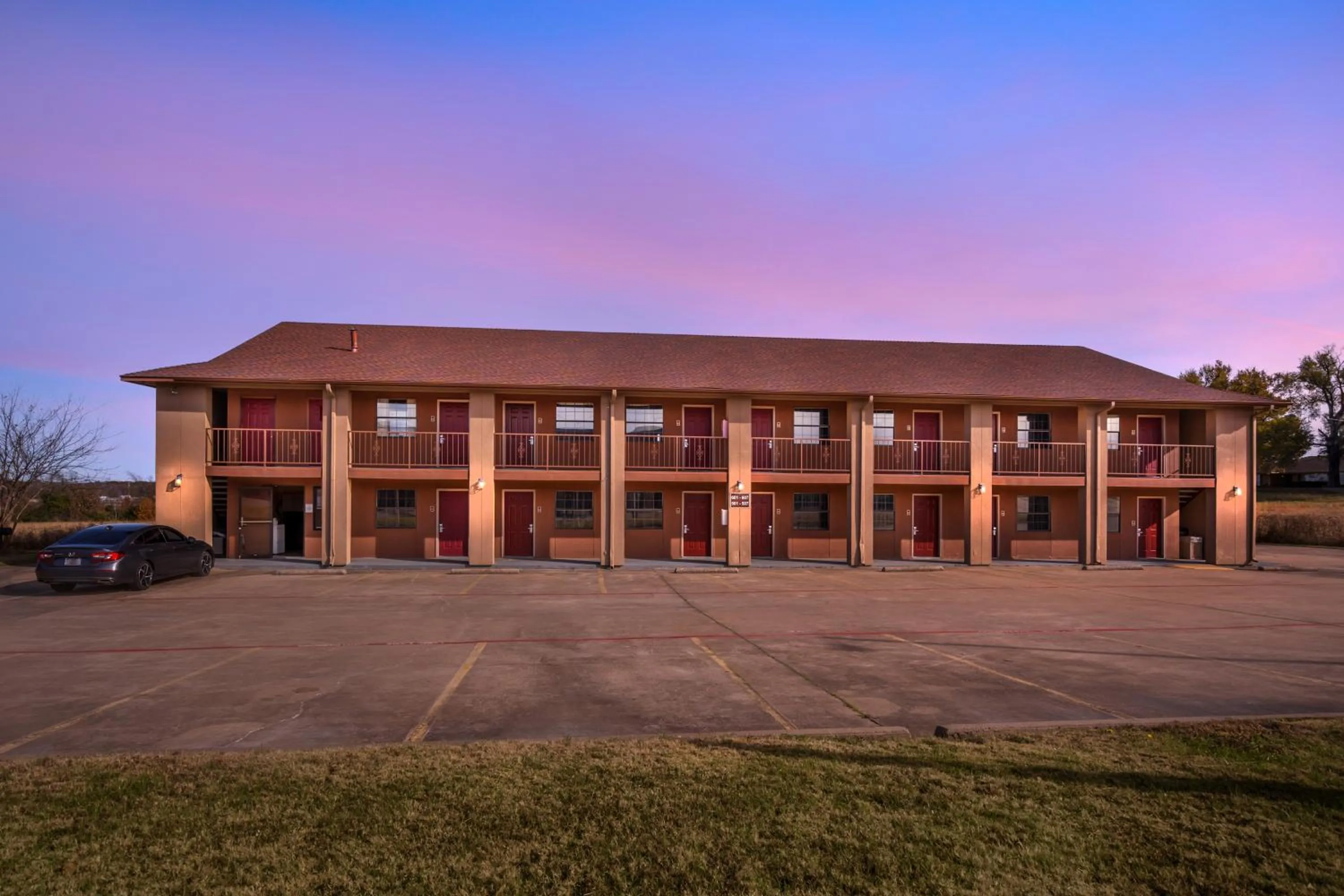 Property building in Best Western Trail Dust Inn & Suites