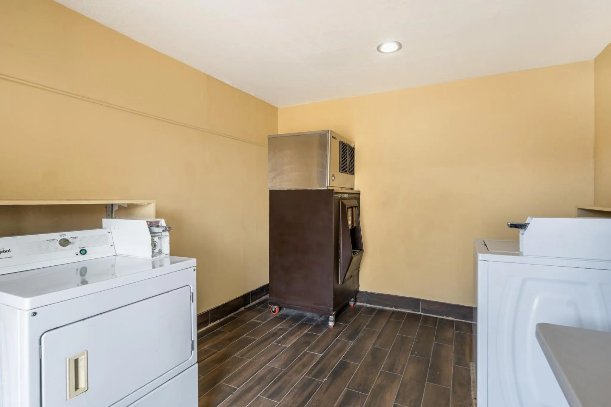 laundry, Bed in Red Roof Inn & Suites Sulphur Springs