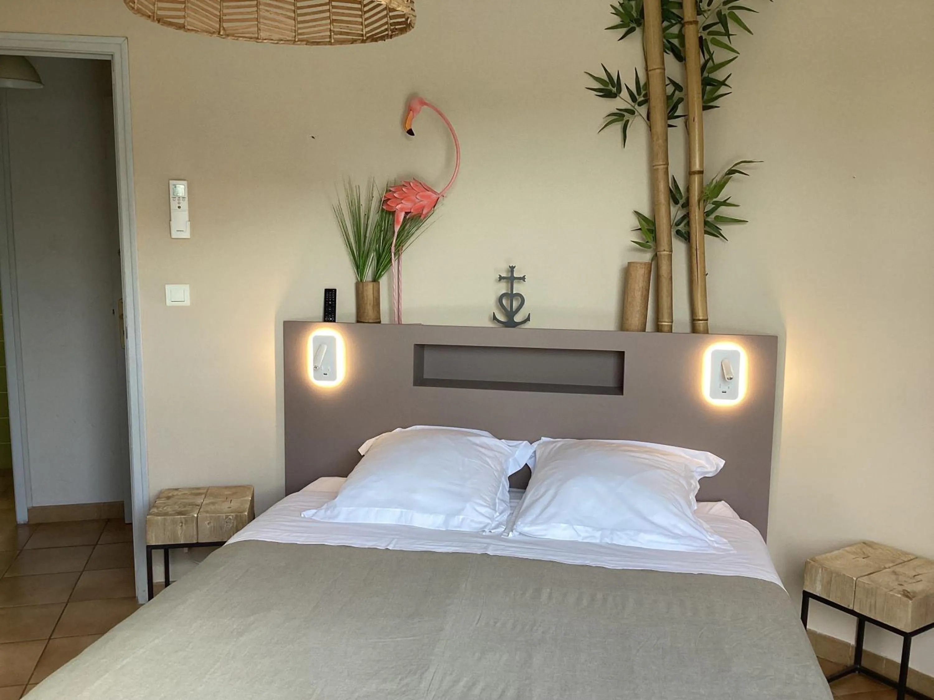 Photo of the whole room, Bed in Les chambres d'hôtes d'Eloïse, piscine privée