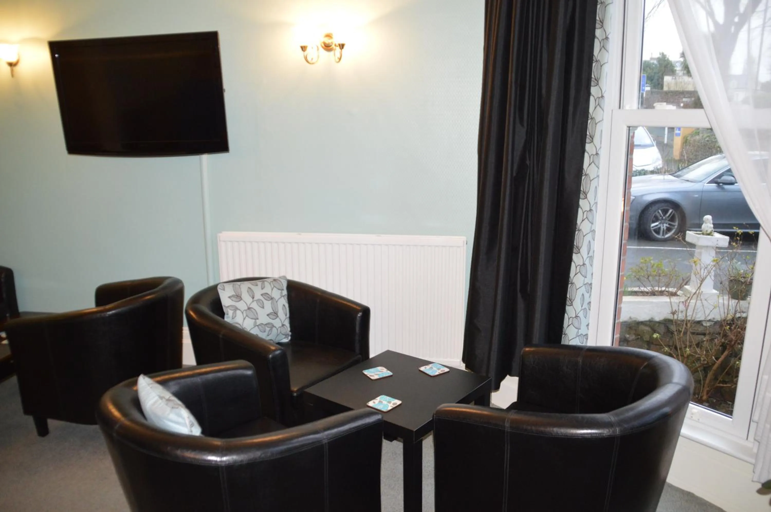 Communal lounge/ TV room in Grosvenor House Hotel