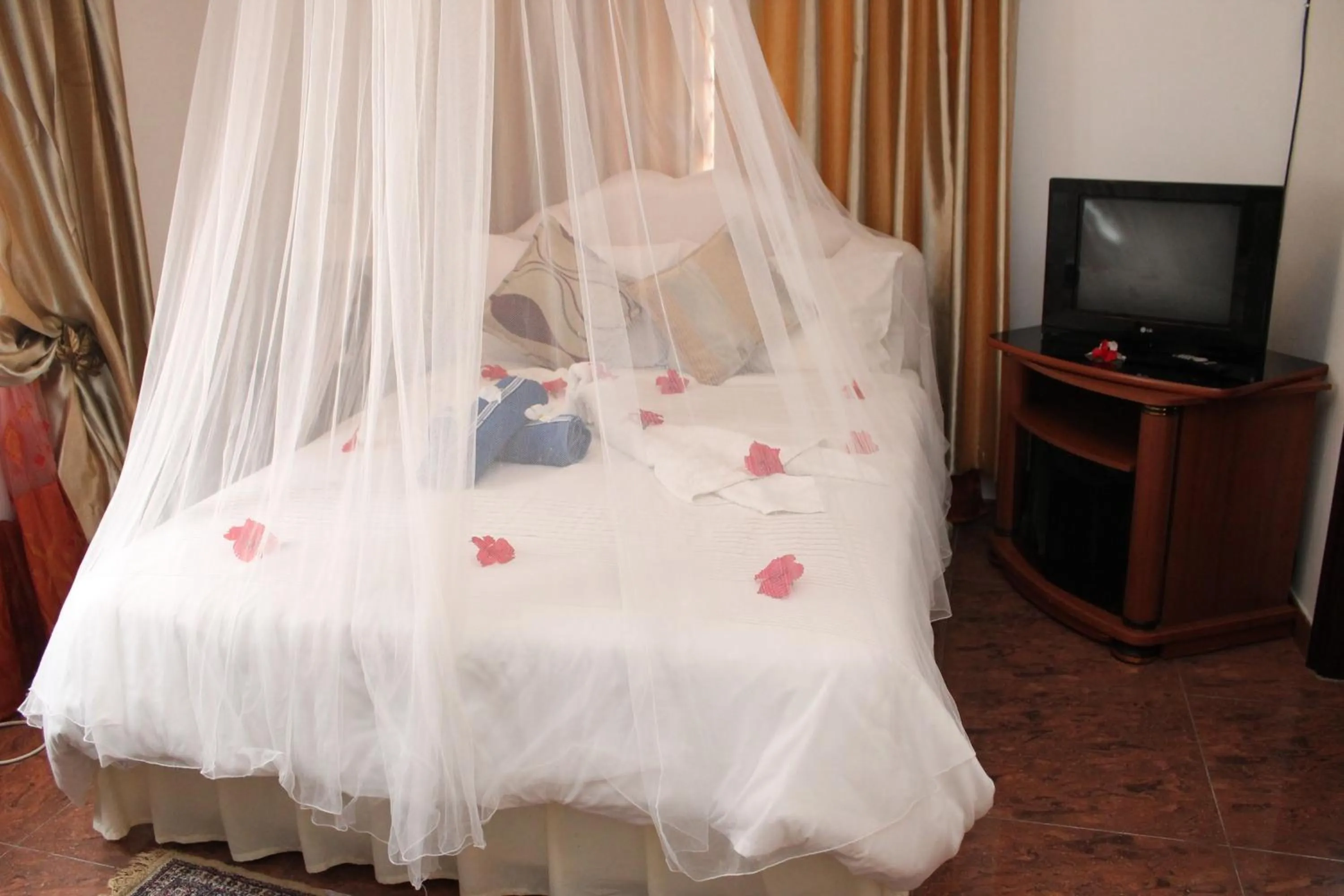 Bedroom, Bed in Le Bonheur Villa