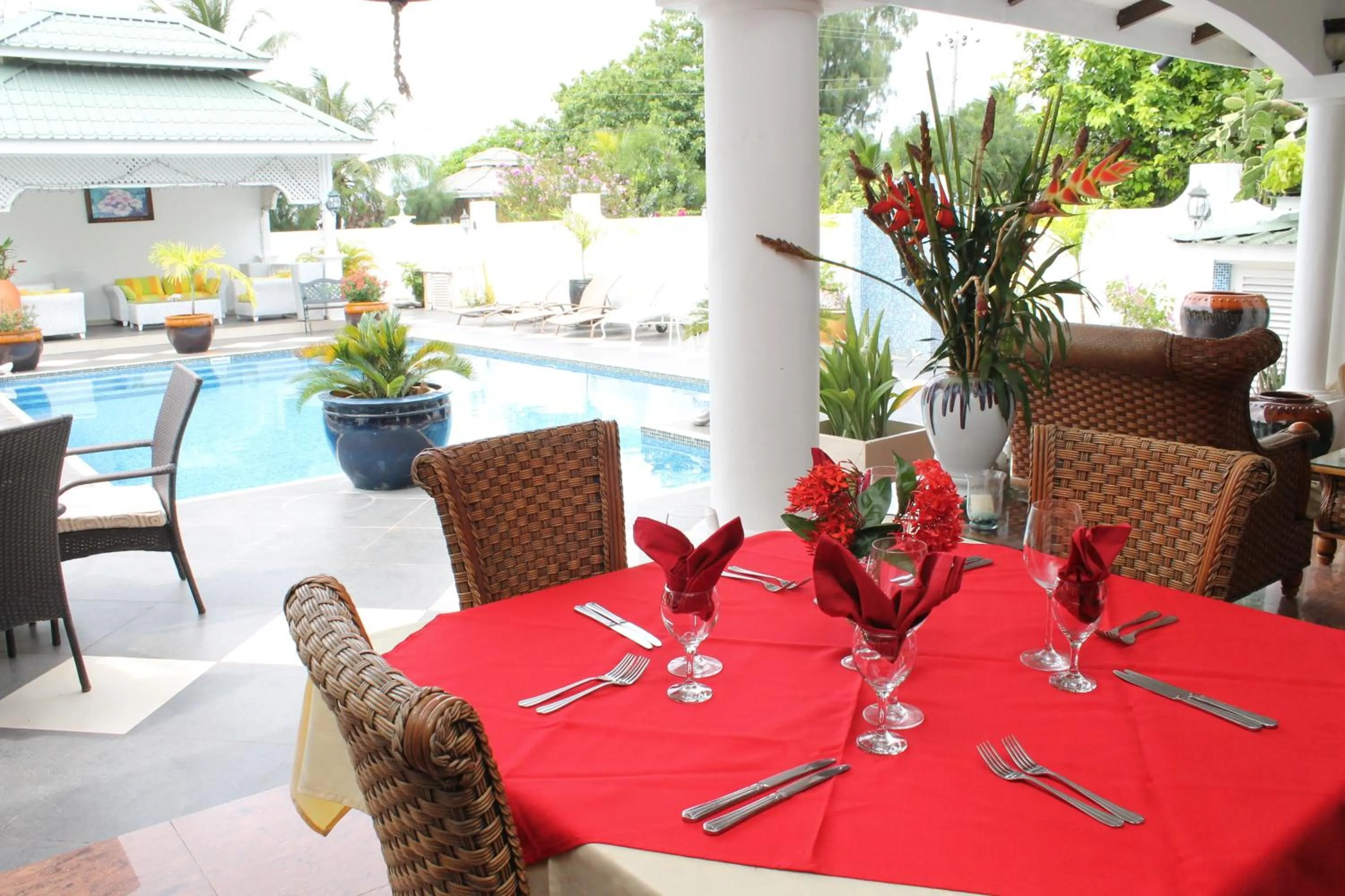 Restaurant/places to eat in Le Bonheur Villa